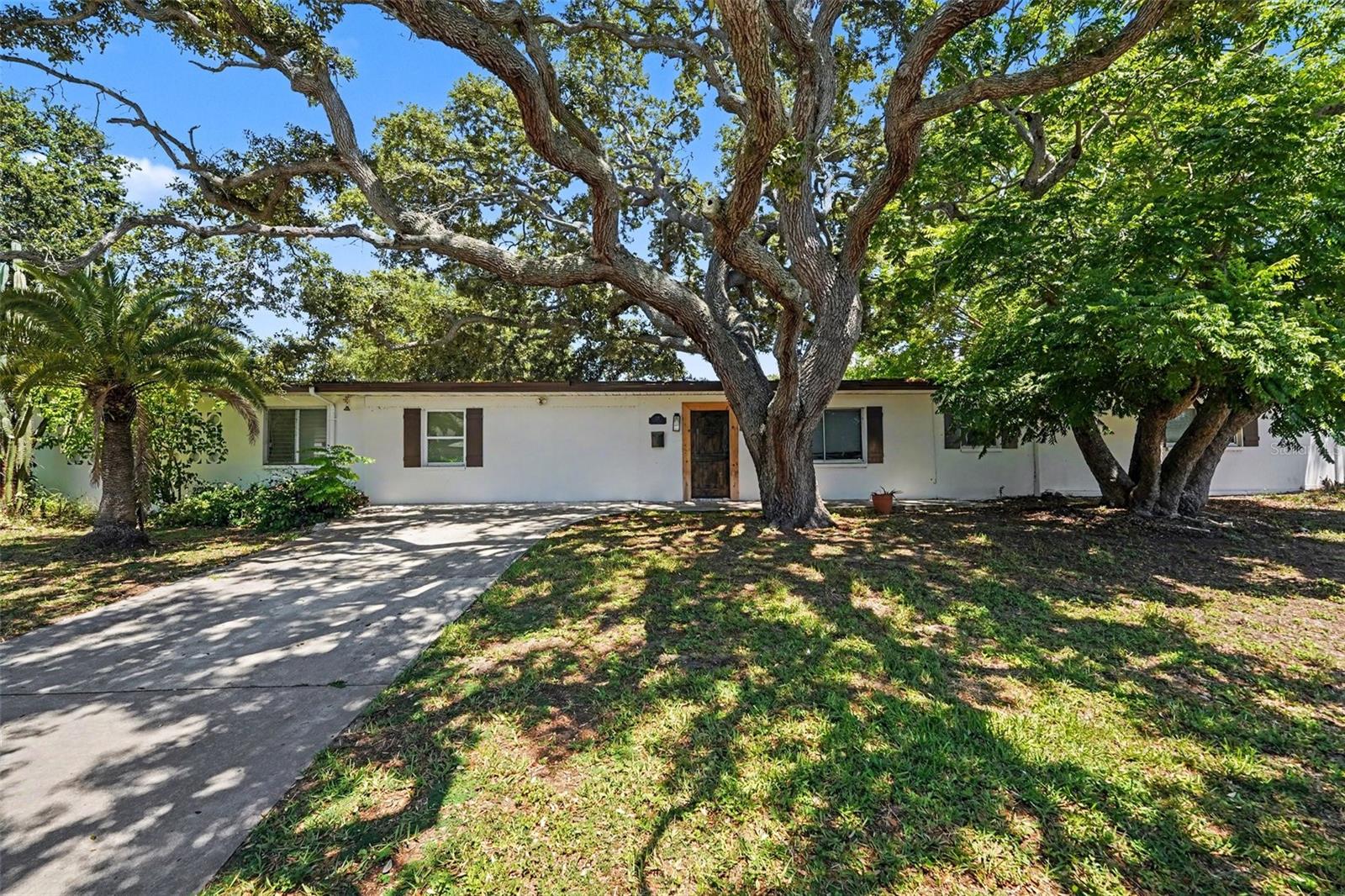 Photo of 217 GARDEN CIRCLE BELLEAIR FL 33756
