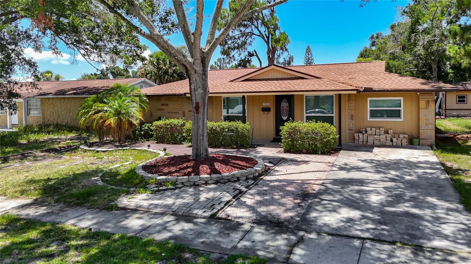 Photo of 7916 WOODGROVE CIRCLE TAMPA FL 33615