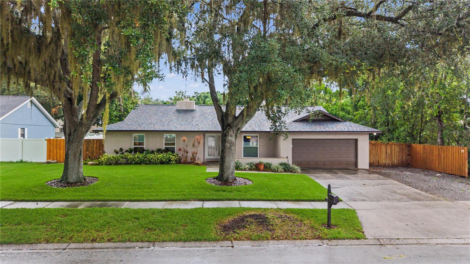 Photo of 1112 LAKEMONT DRIVE VALRICO FL 33594