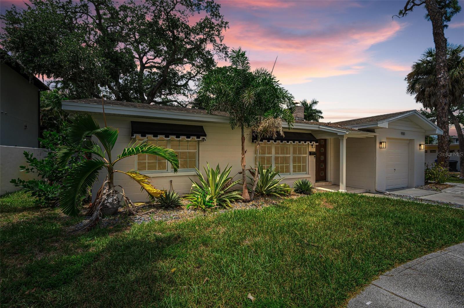 Photo of 910 SNELL ISLE BOULEVARD ST PETERSBURG FL 33704