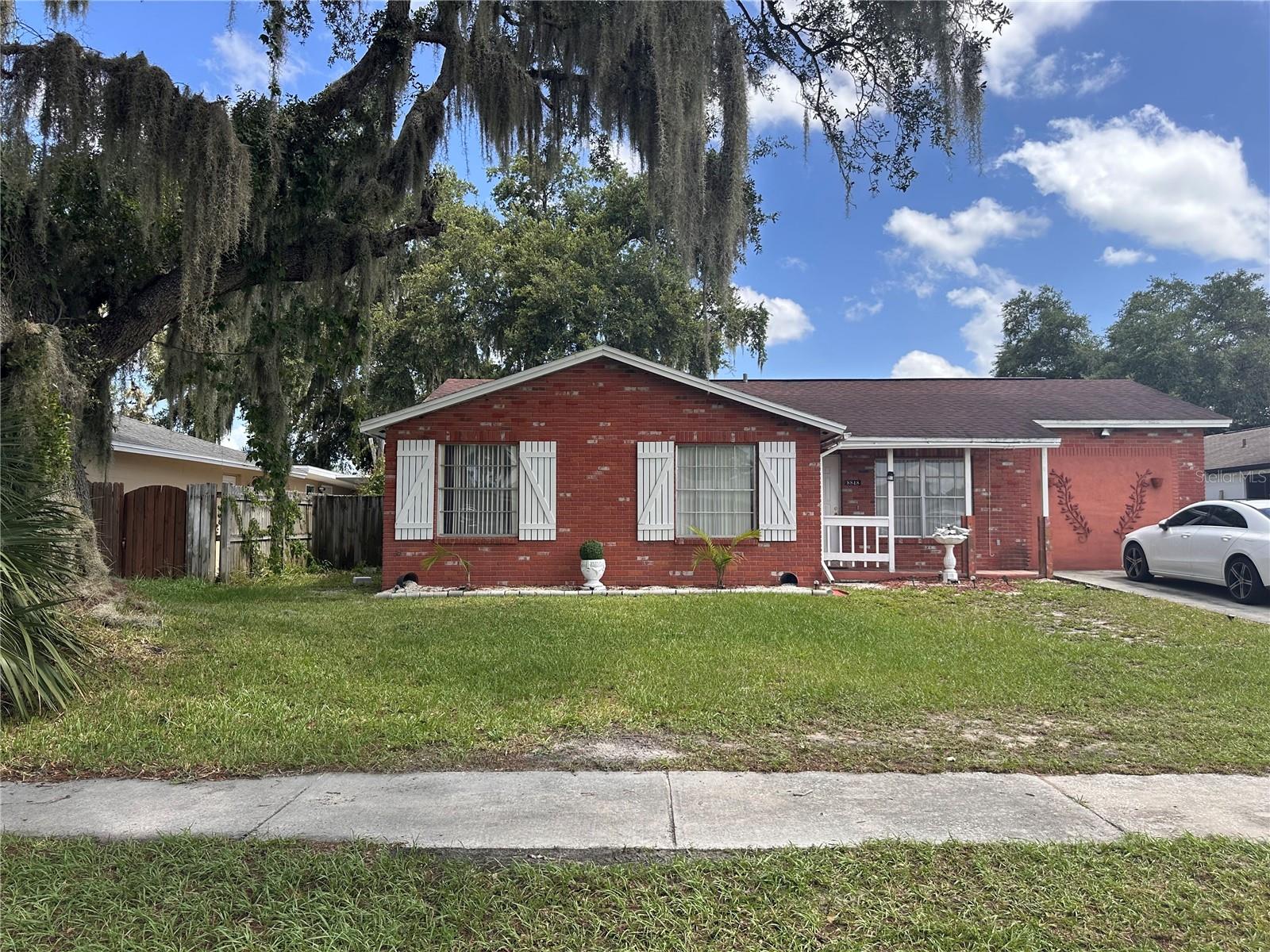Photo of 8848 OAK CIRCLE TAMPA FL 33615