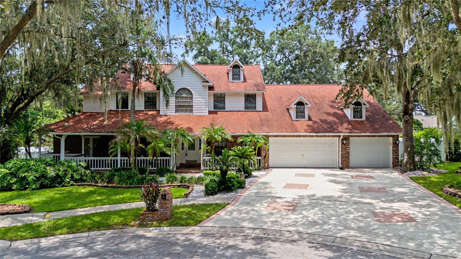 Photo of 2004 OAKWOOD KNOLL COURT VALRICO FL 33596