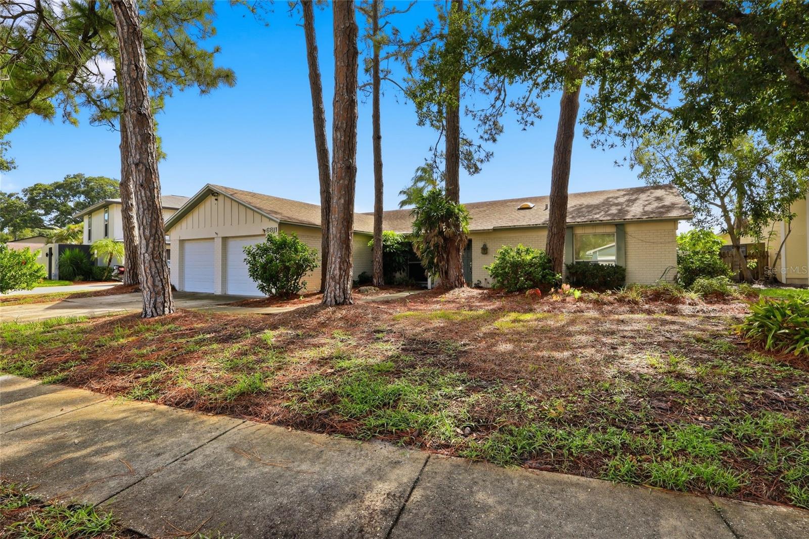 Photo of 6811 TWELVE OAKS BOULEVARD TAMPA FL 33624
