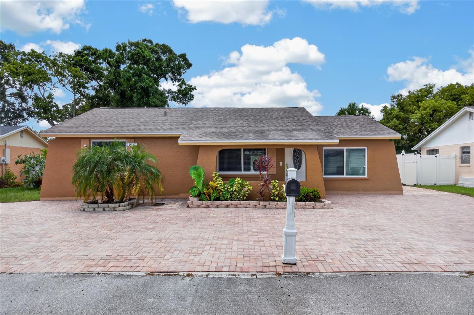 Photo of 6711 GLEN FOREST COURT TAMPA FL 33615