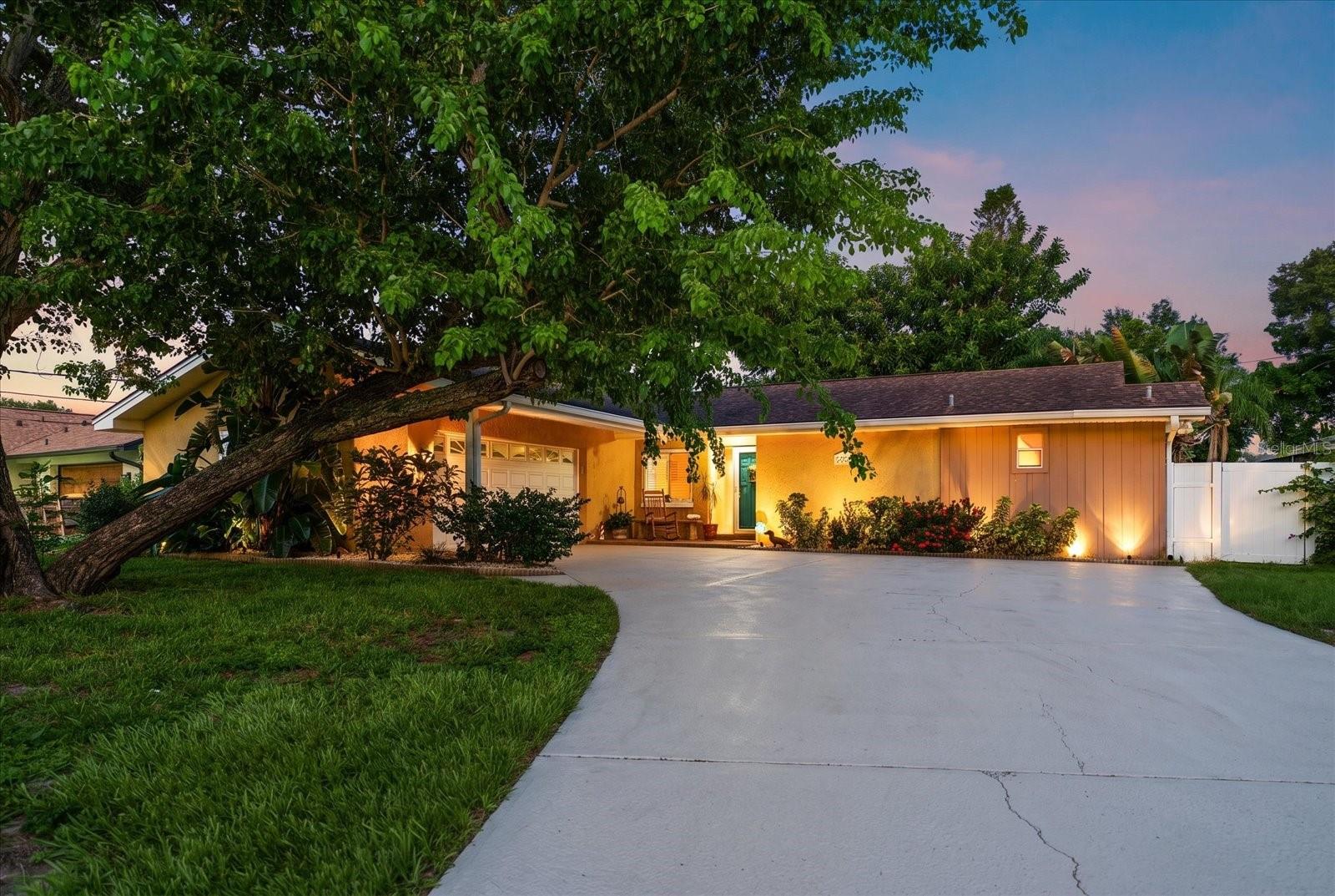 Photo of 12811 LAKE DRIVE LARGO FL 33774