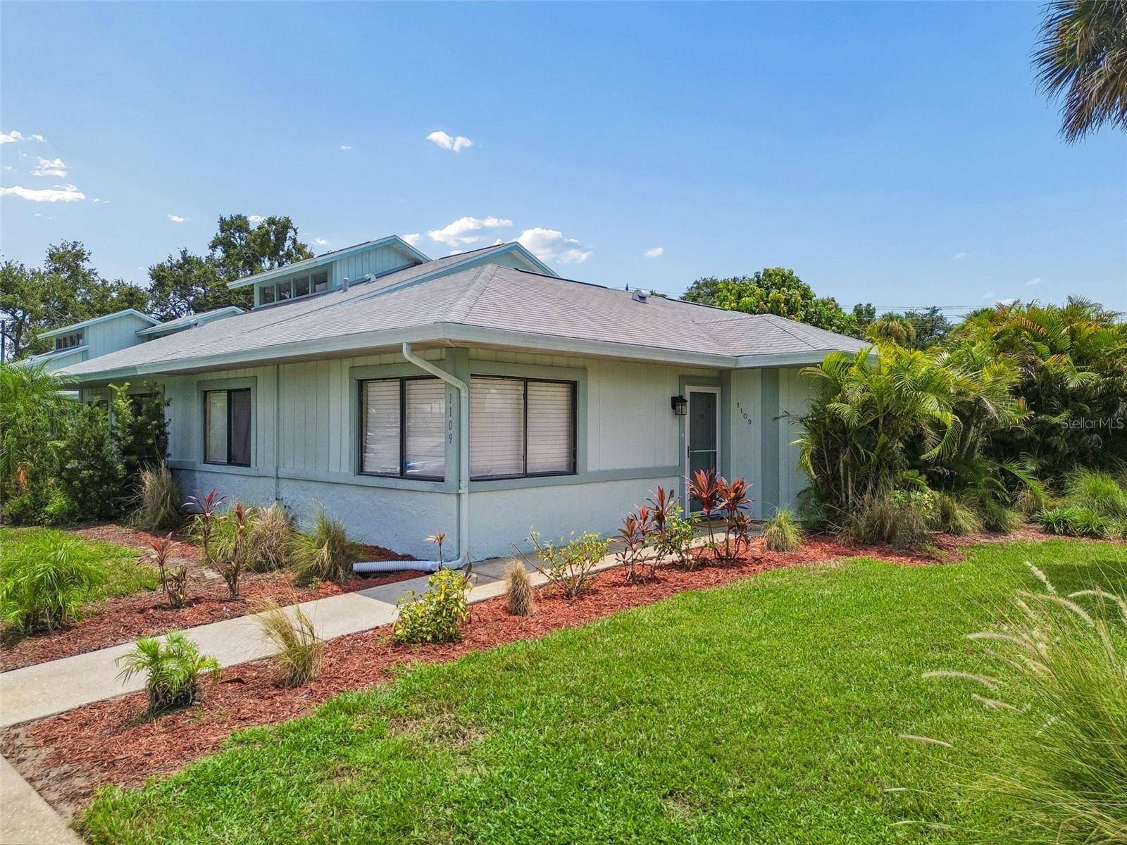 Photo of 1109 SOMERSET CIRCLE DUNEDIN FL 34698