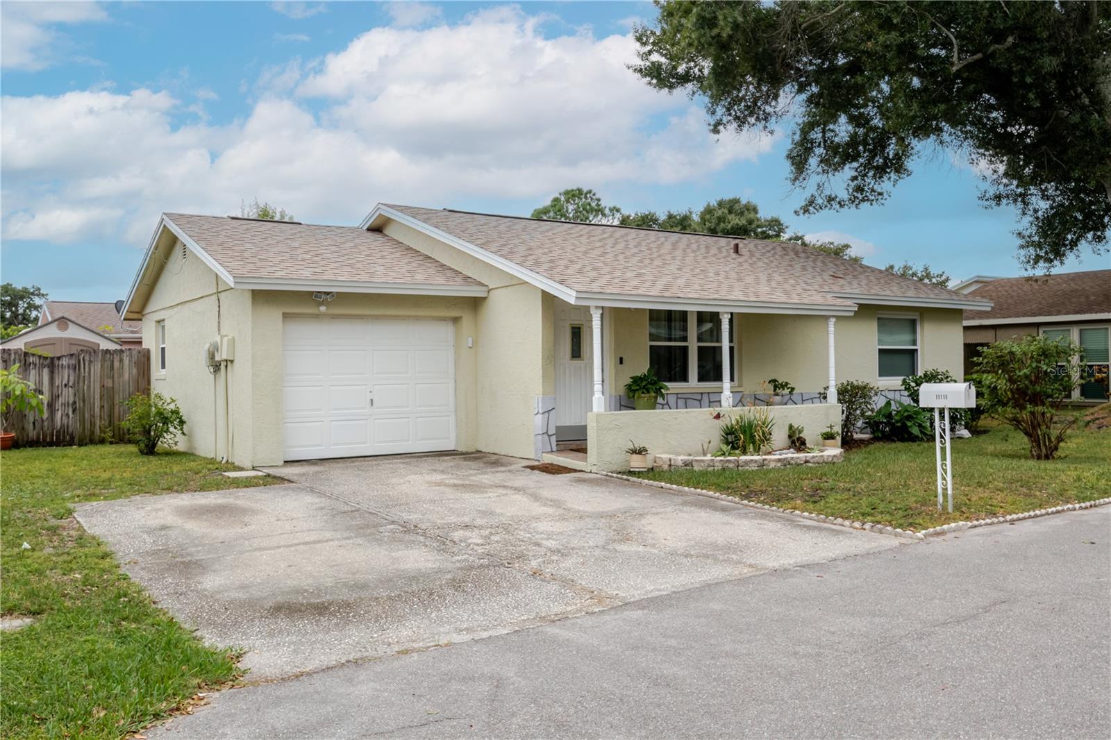 Photo of 10118 HUNTERS POINT COURT TAMPA FL 33615