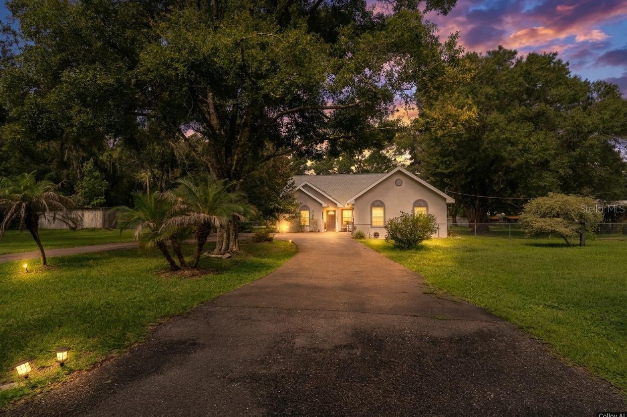 Photo of 15370 APACHE DRIVE THONOTOSASSA FL 33592