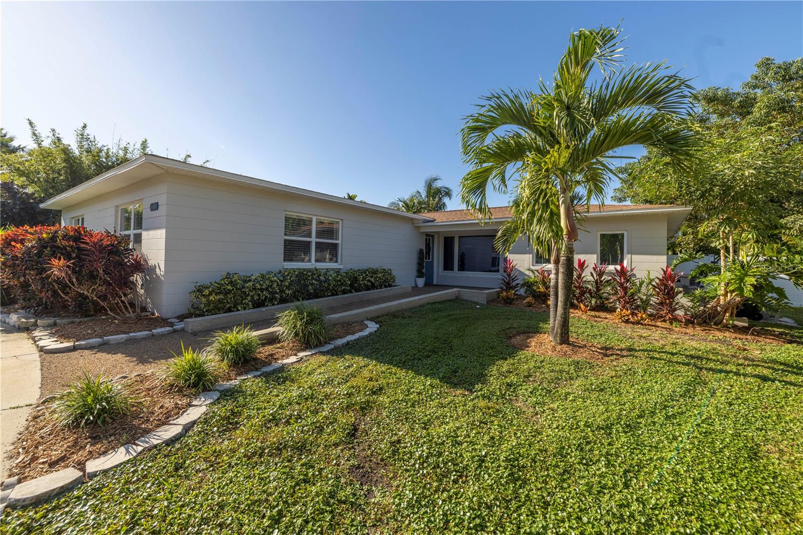 Photo of 610 CORDOVA BOULEVARD ST PETERSBURG FL 33704