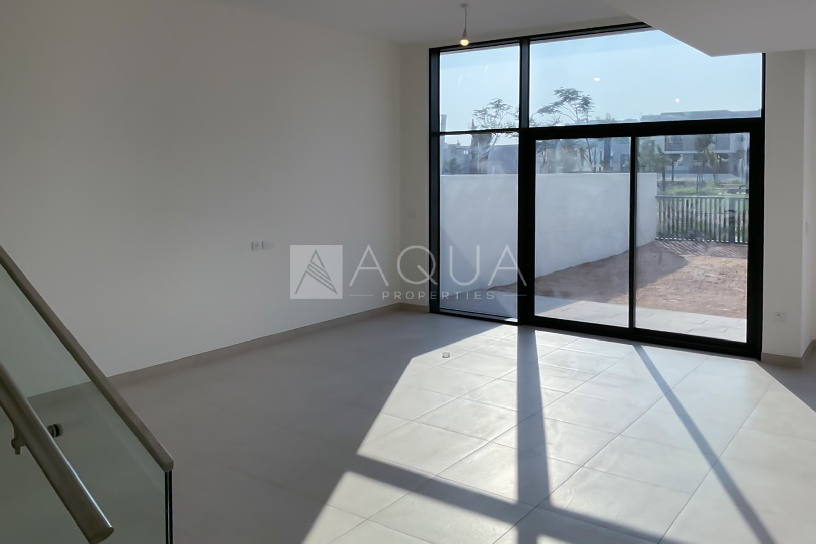 Spacious 4 Bed Townhouse Next To Pool   