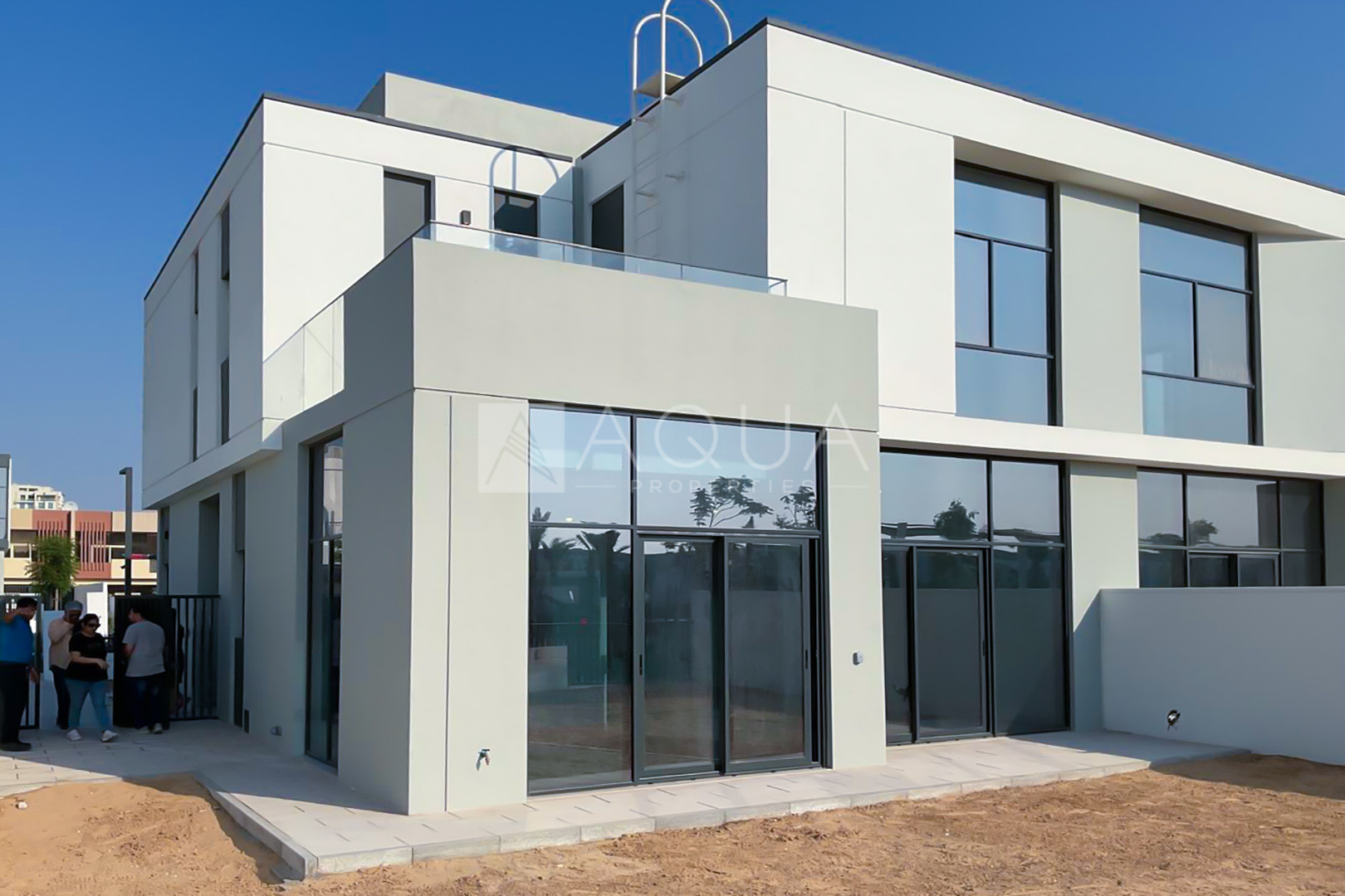 Spacious 4 Bed Townhouse Next To Pool   