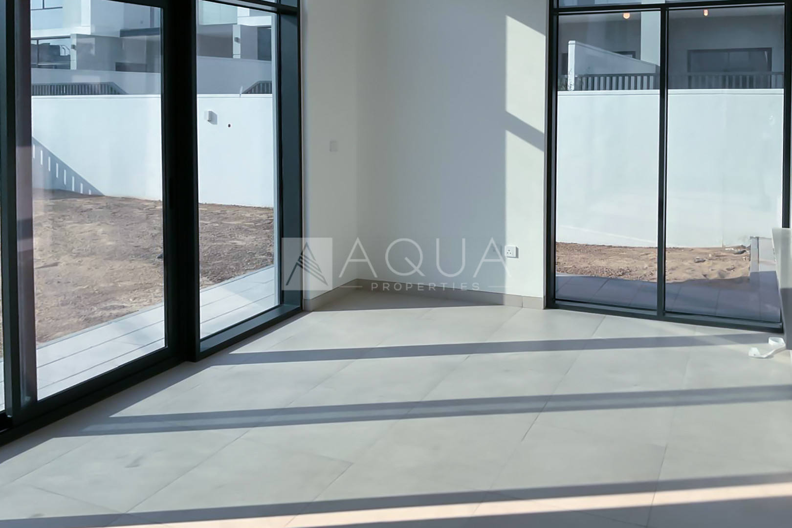 Spacious 4 Bed Townhouse Next To Pool   