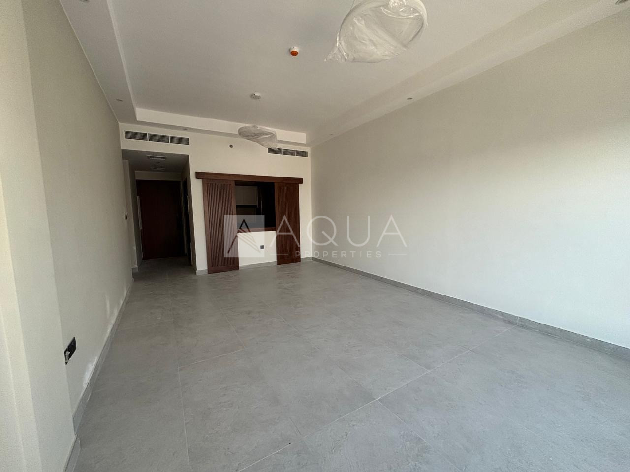 High Floor Unit l Next to Metro l Pool View 