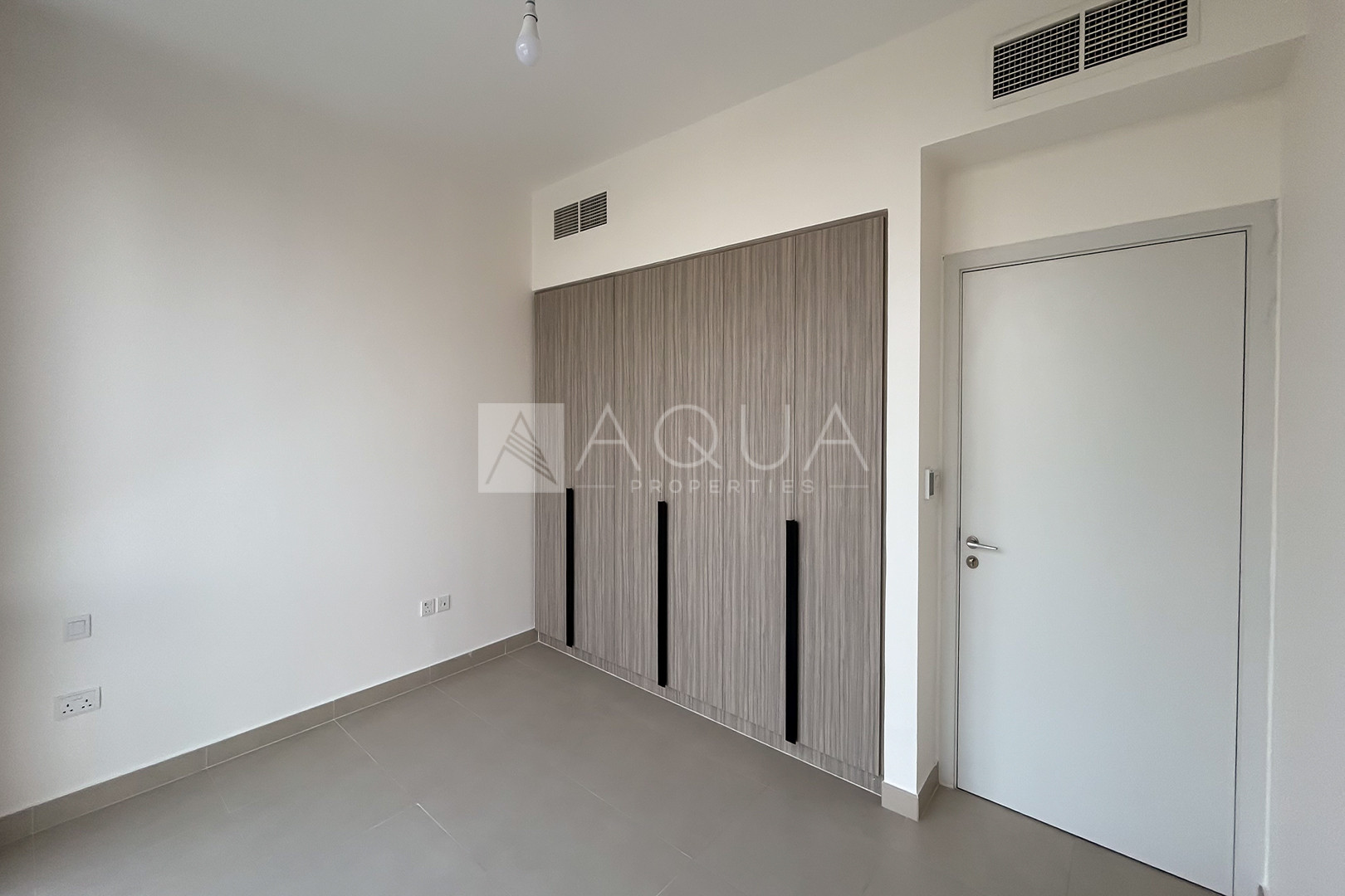 VACANT | LANSCAPED | CORNER UNIT        