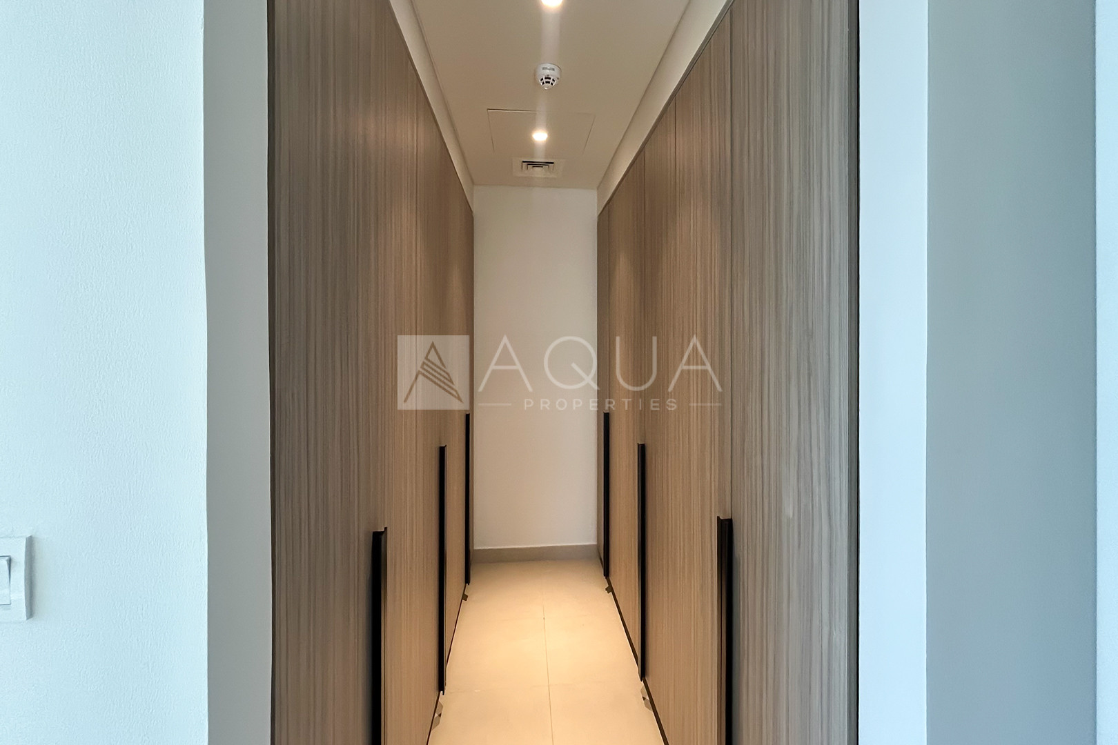 VACANT | LANSCAPED | CORNER UNIT        