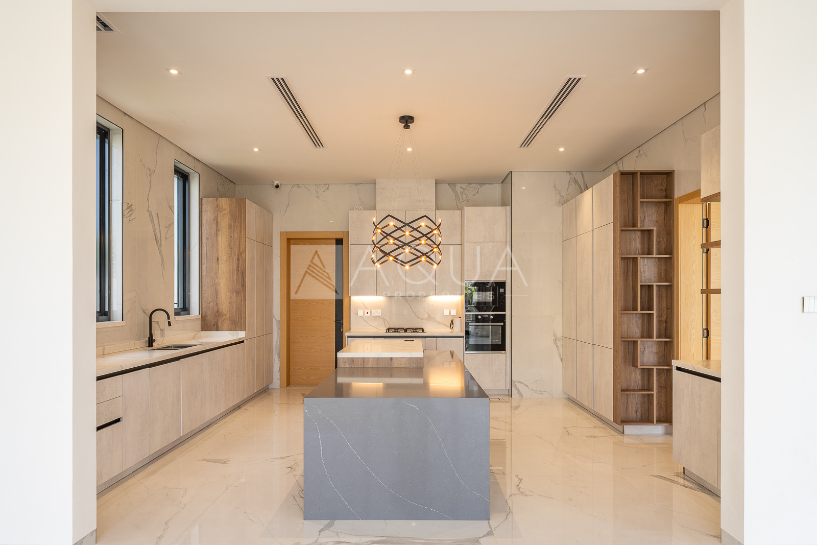 A MASTERPIECE | MINIMALIST AND EXPANSIVE