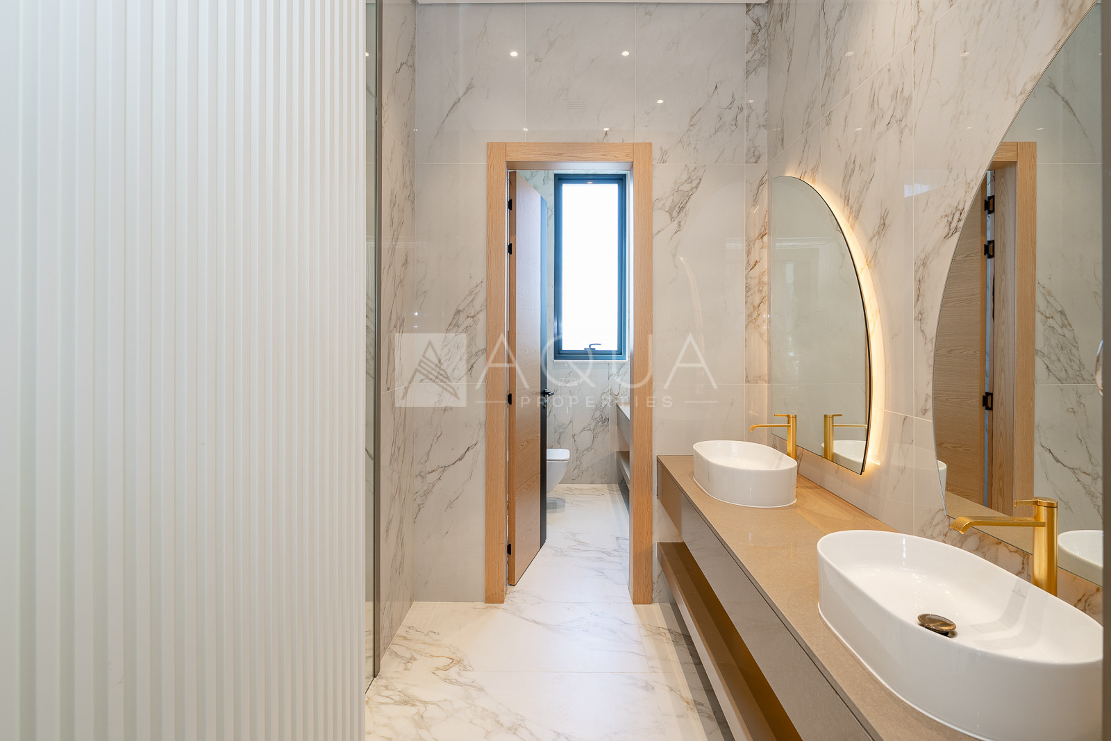 A MASTERPIECE | MINIMALIST AND EXPANSIVE