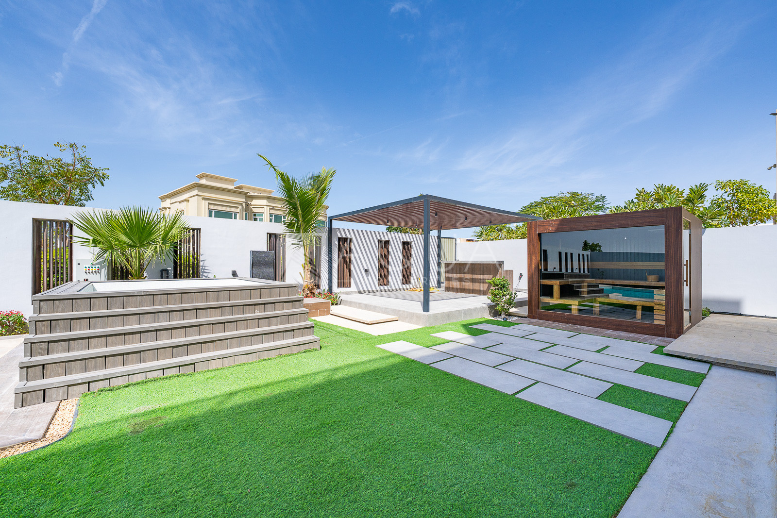 A MASTERPIECE | MINIMALIST AND EXPANSIVE