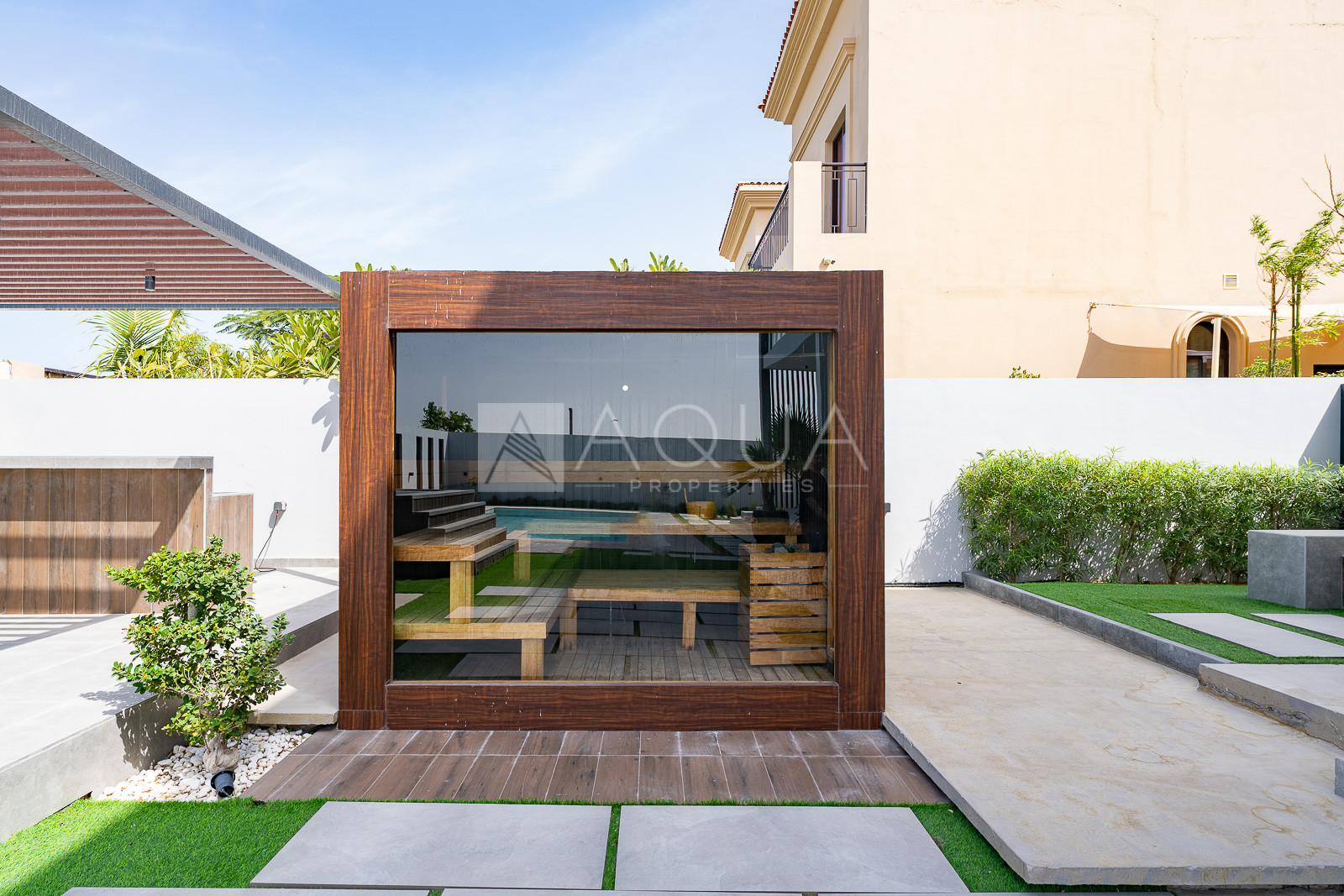 A MASTERPIECE | MINIMALIST AND EXPANSIVE