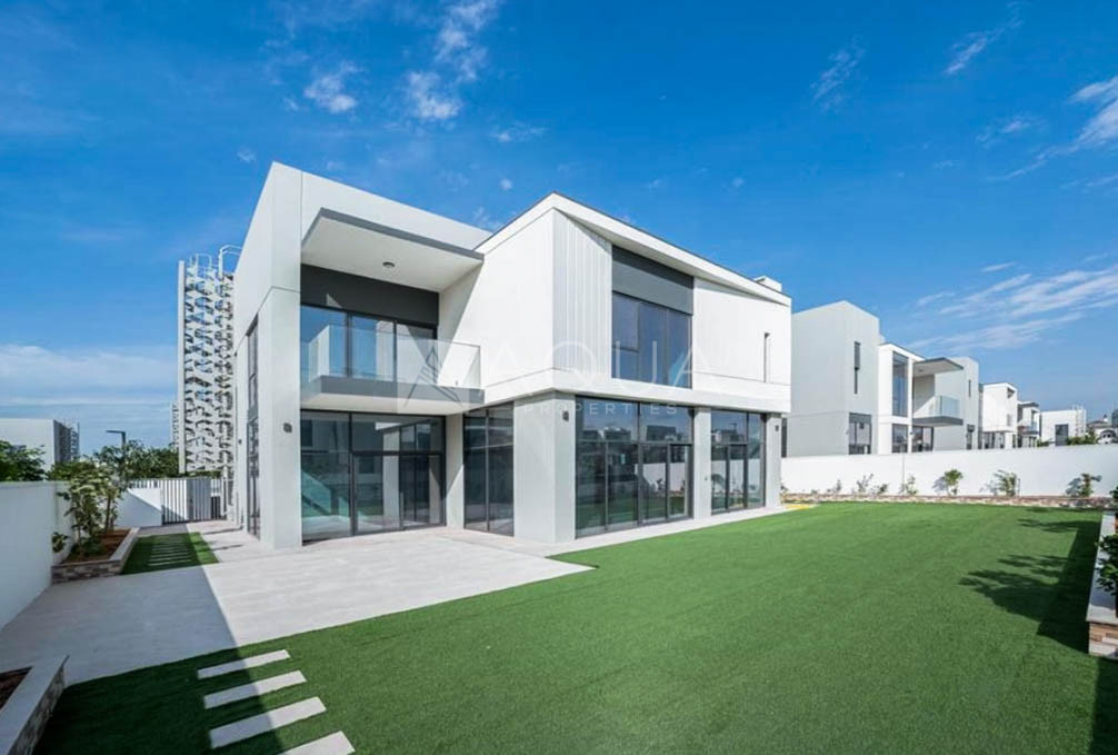 4 Beds Villa l Next To the Park l Vacant