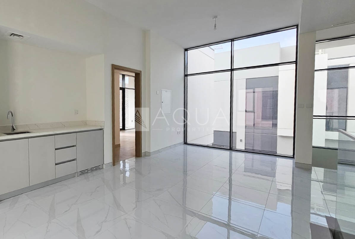 4 Beds Villa l Next To the Park l Vacant