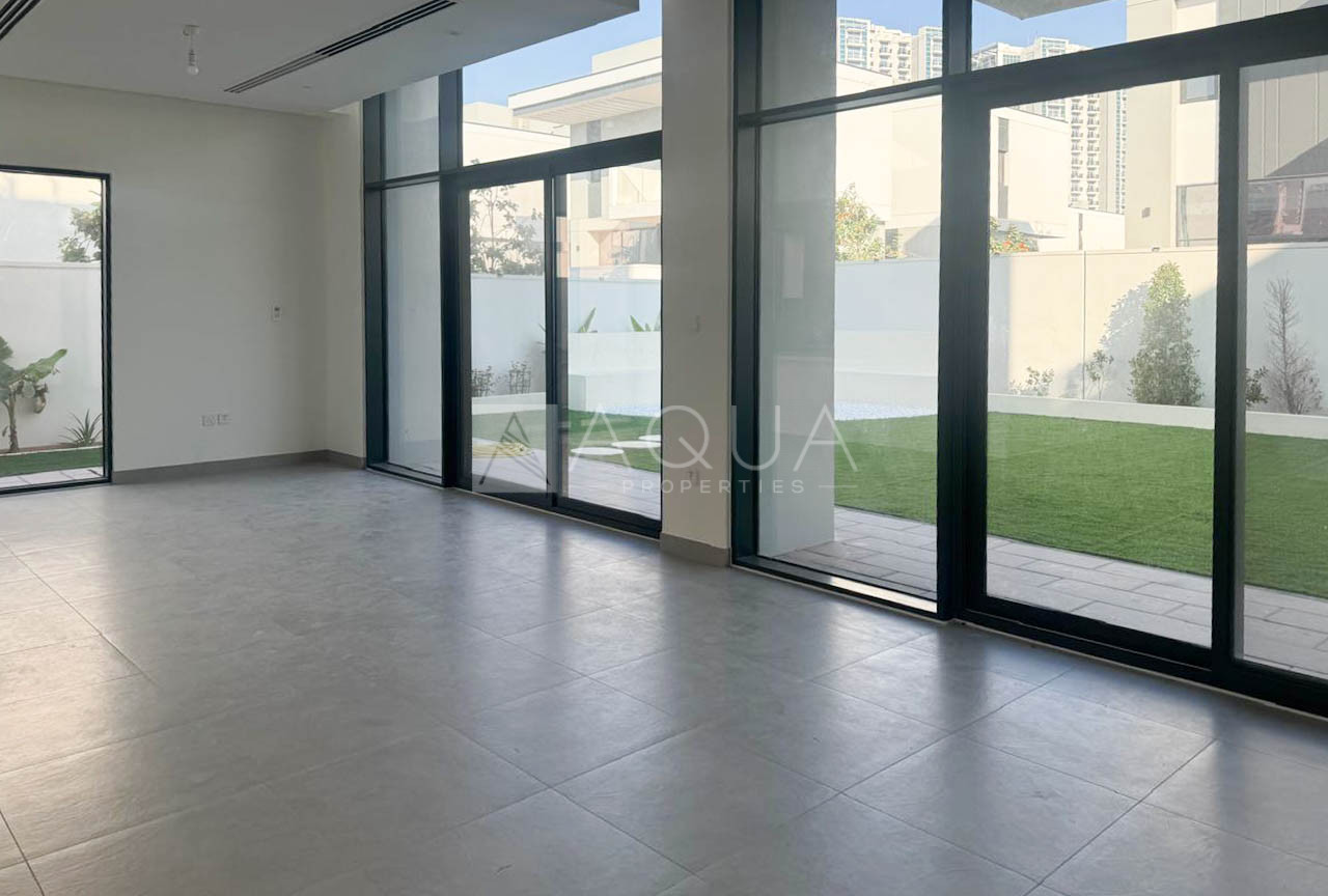 4 Beds Villa l Next To the Park l Vacant