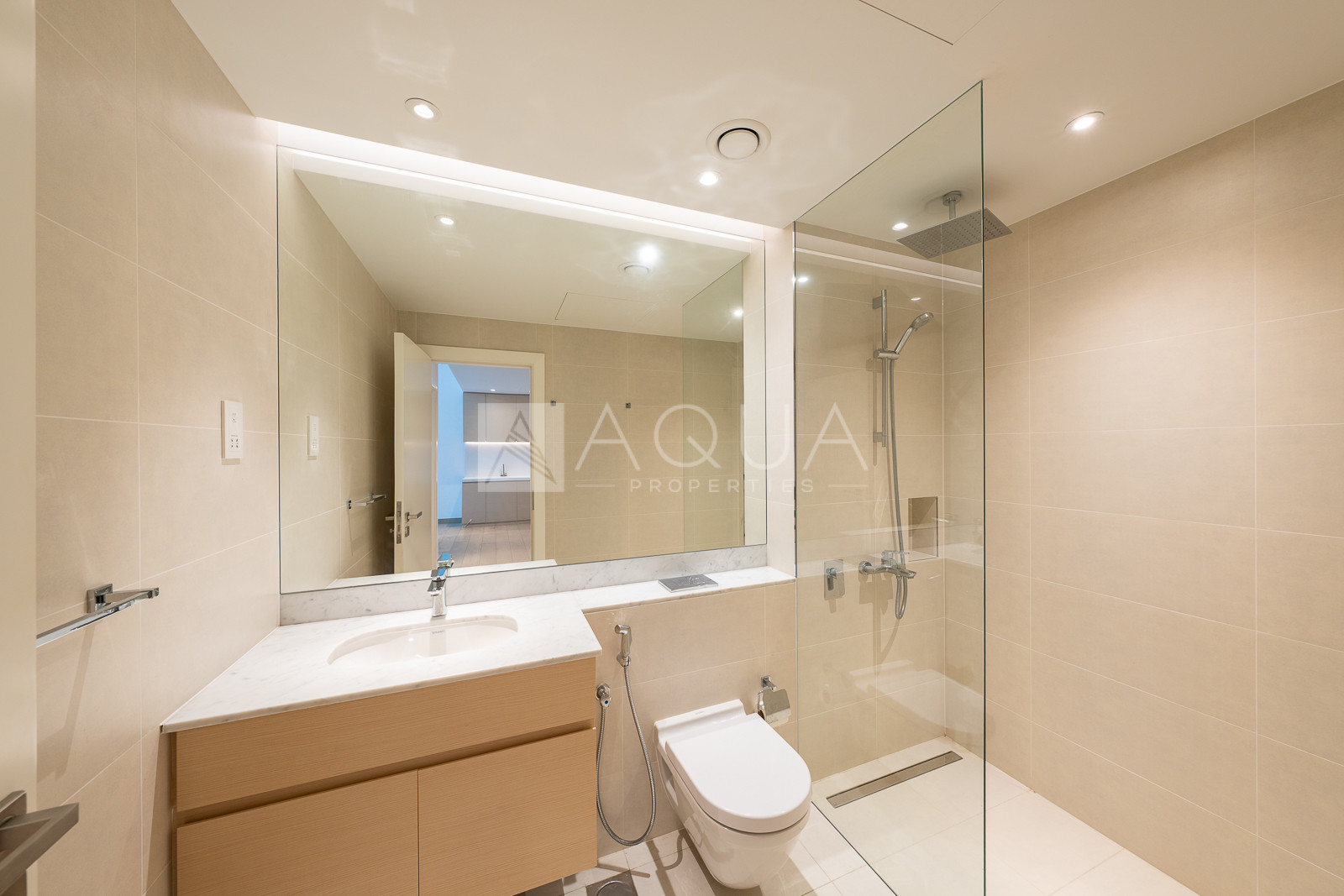 Central | Quiet | Vacant | Negotiable