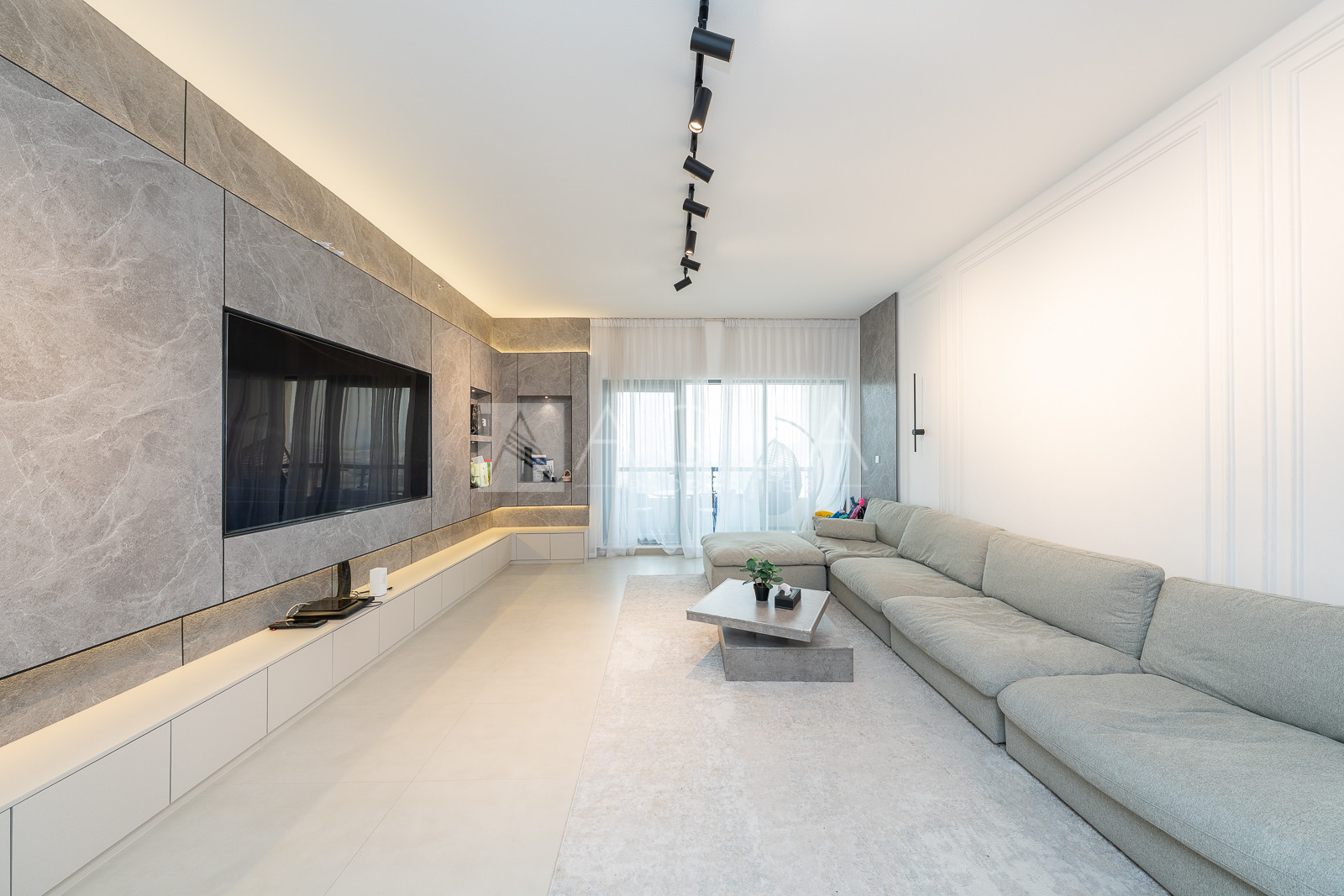 UPGRADED & FURNISHED l BEST UNIT l OWNER OCCUPIED