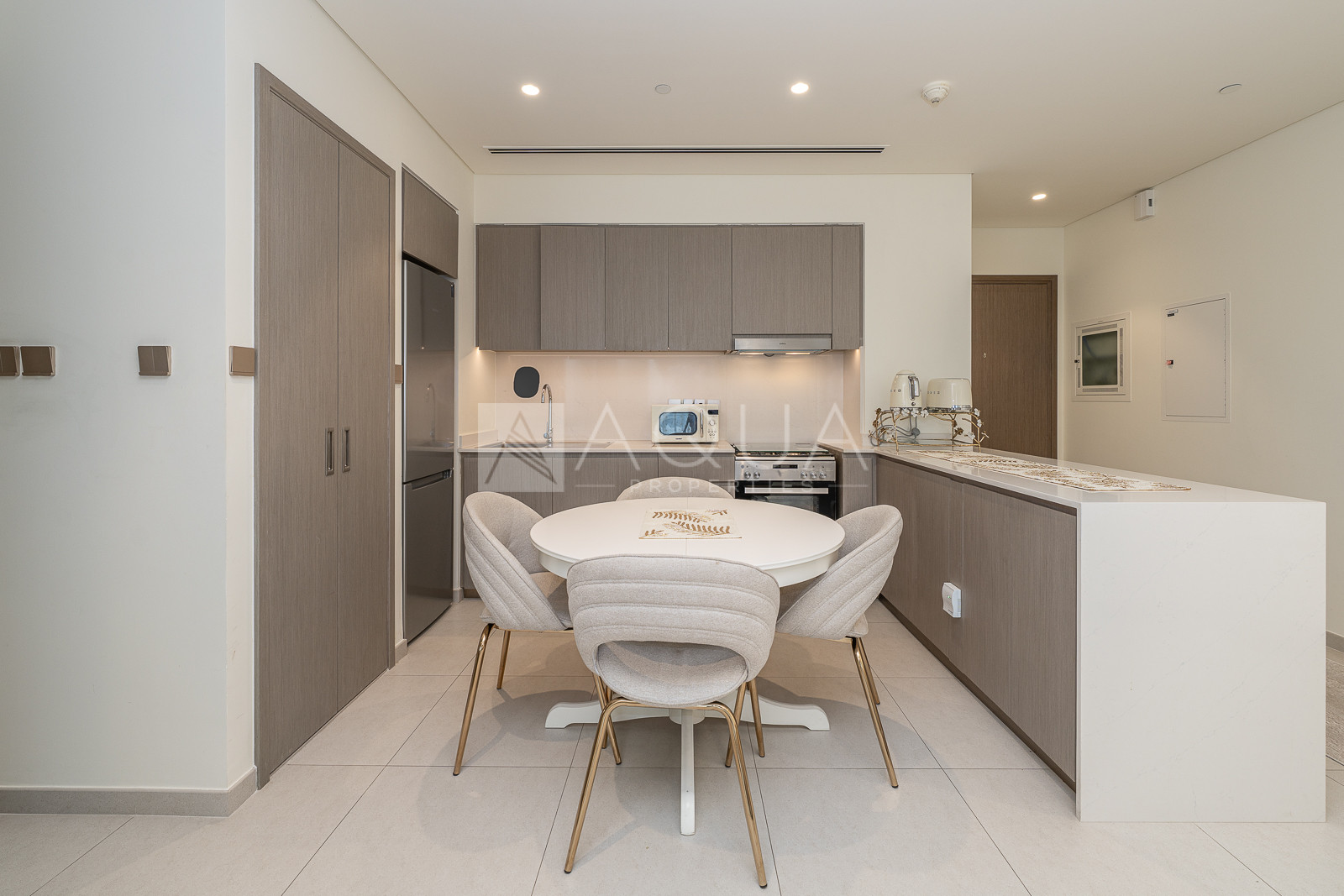 FULLY FURNISHED | UPGRADED | MID FLOOR       