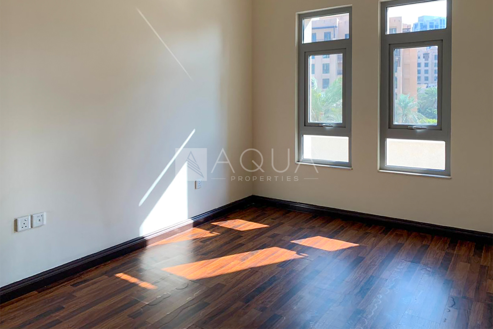 DOWNTOWN DUPLEX  | HUGE LAYOUT | PRIVATE GARDEN