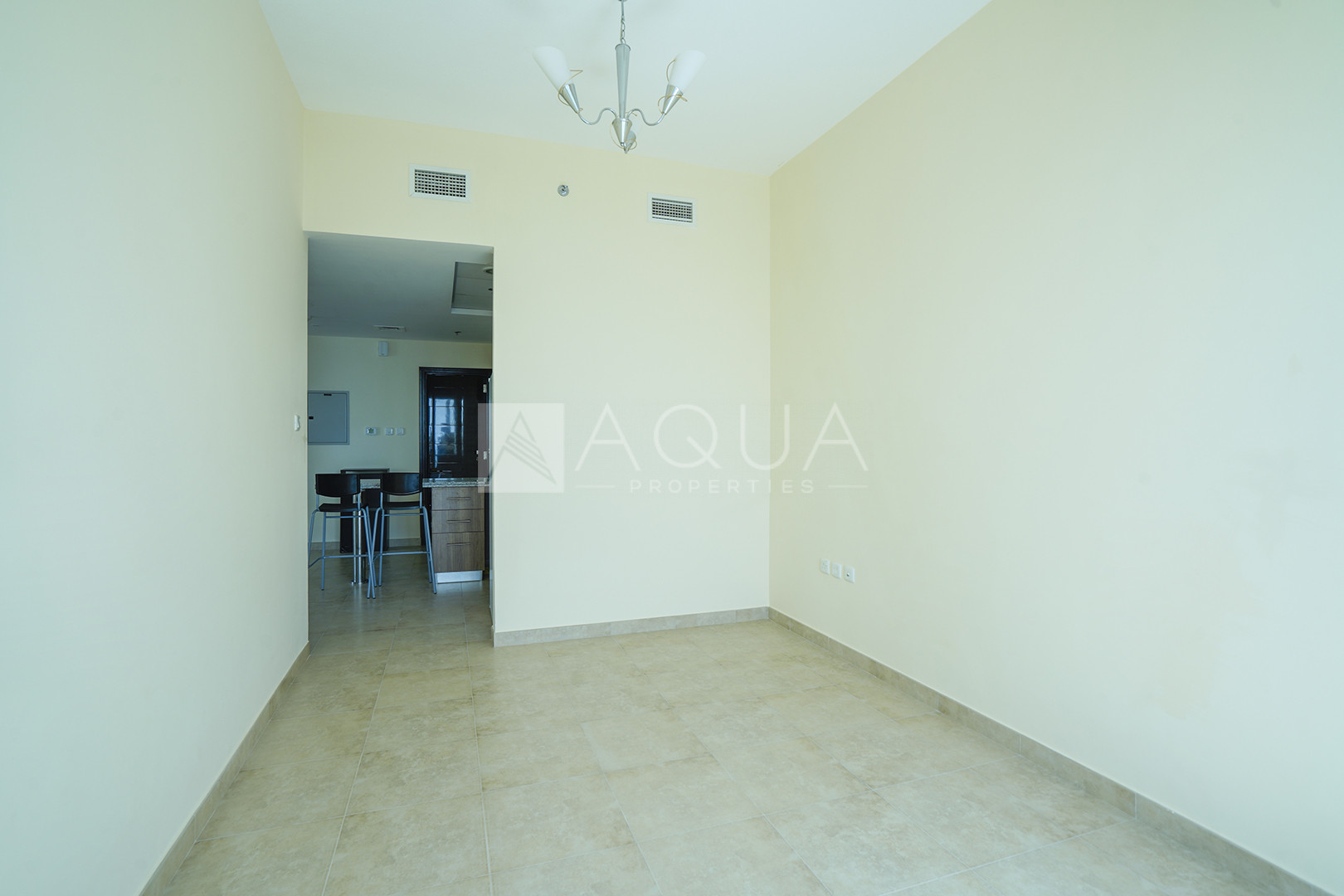 1+Study l Spacious Apt l With Parking   