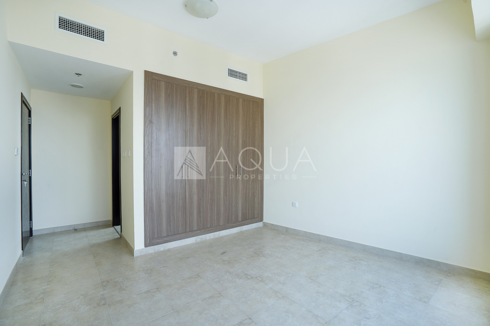1+Study l Spacious Apt l With Parking   