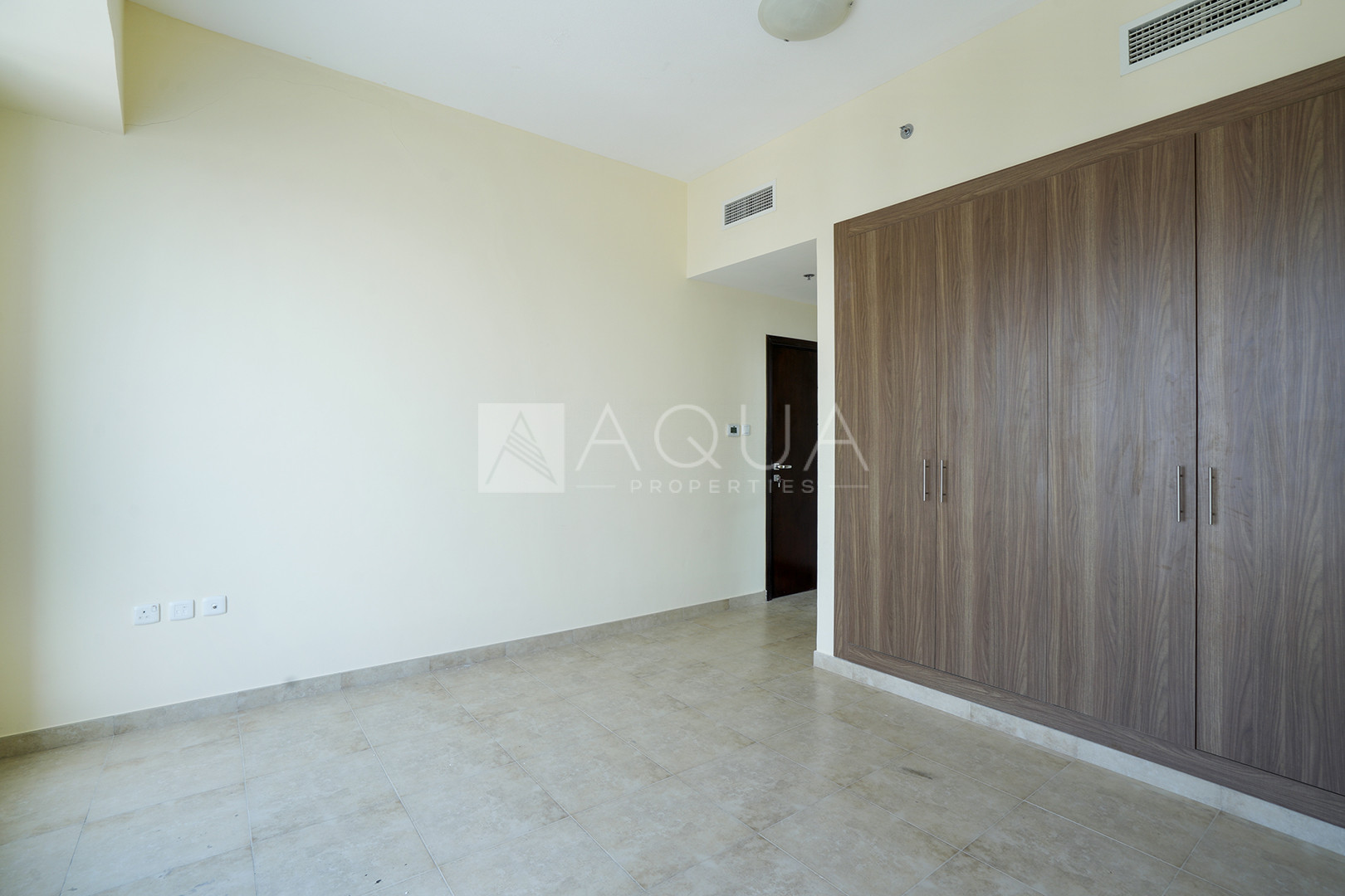 1+Study l Spacious Apt l With Parking   