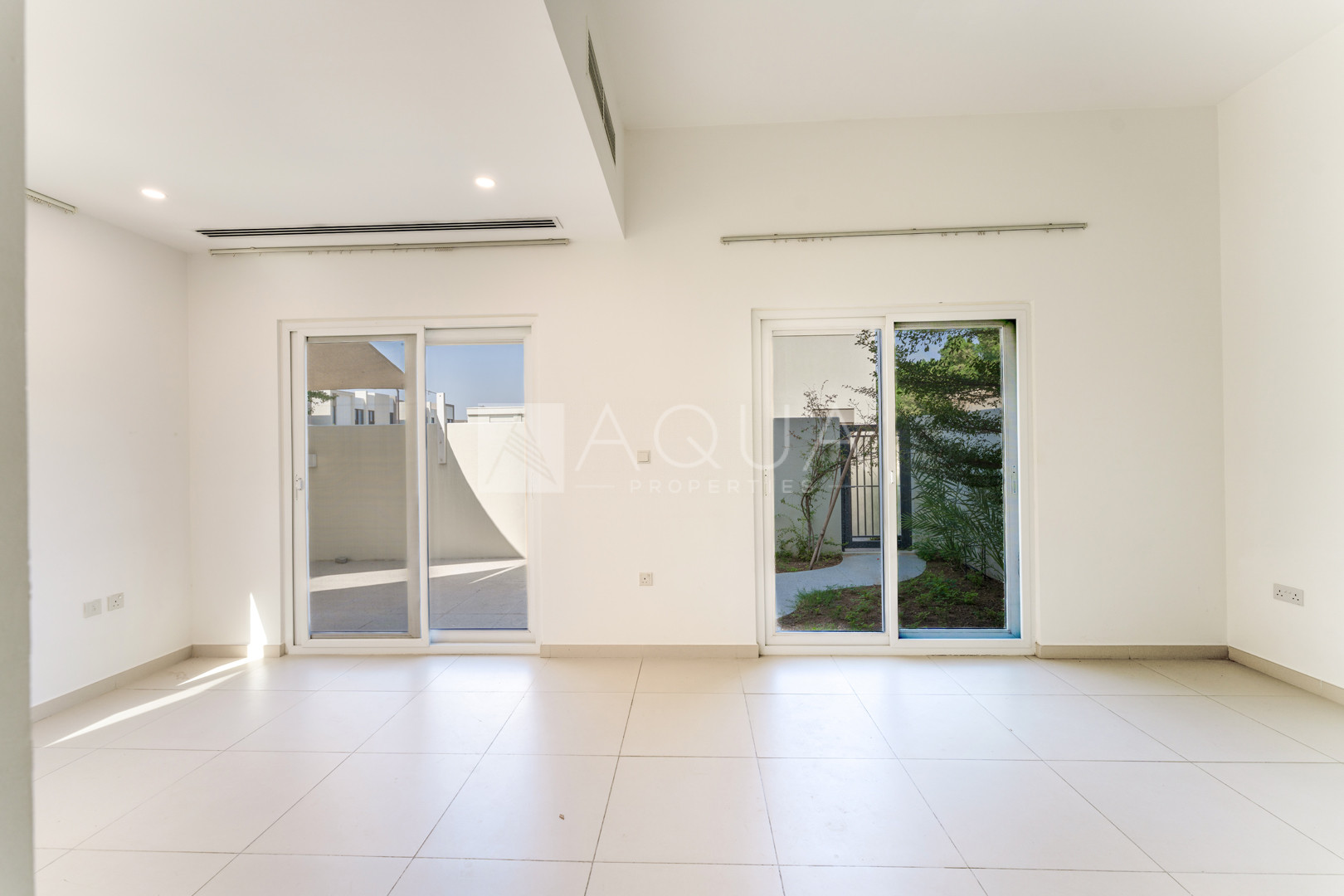 CORNER UNIT | SINGLE ROW | READY TO MOVE