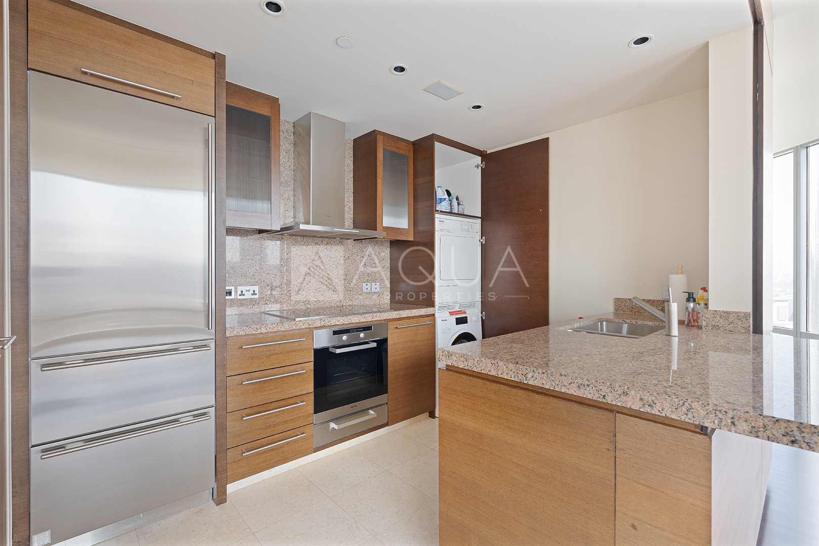 2BR LUXURY | FOUNTAIN VIEW | ONE LIFT   