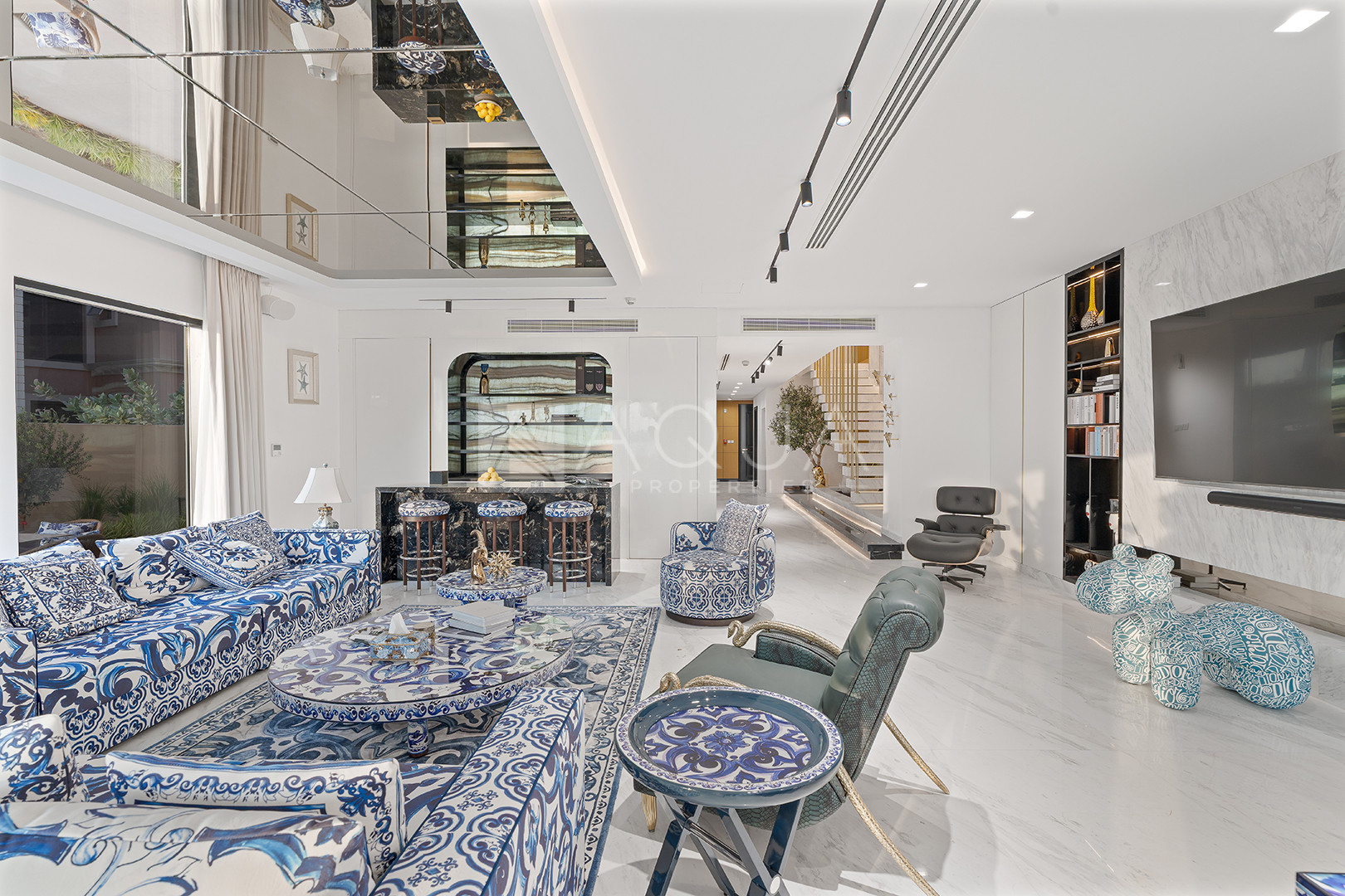 LUXURY DÉCOR | UNRIVALED VIEWS | VACANT 