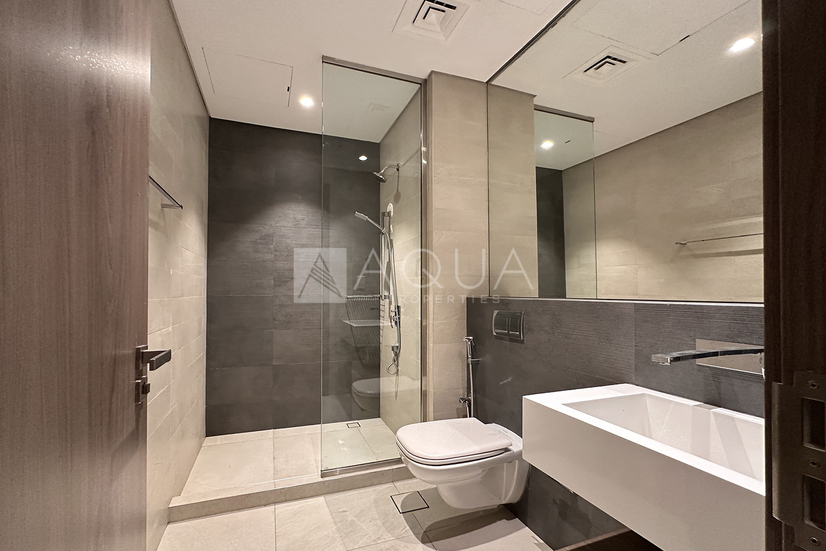 Burj Khalifa View | Big Balcony | 4 Cheques