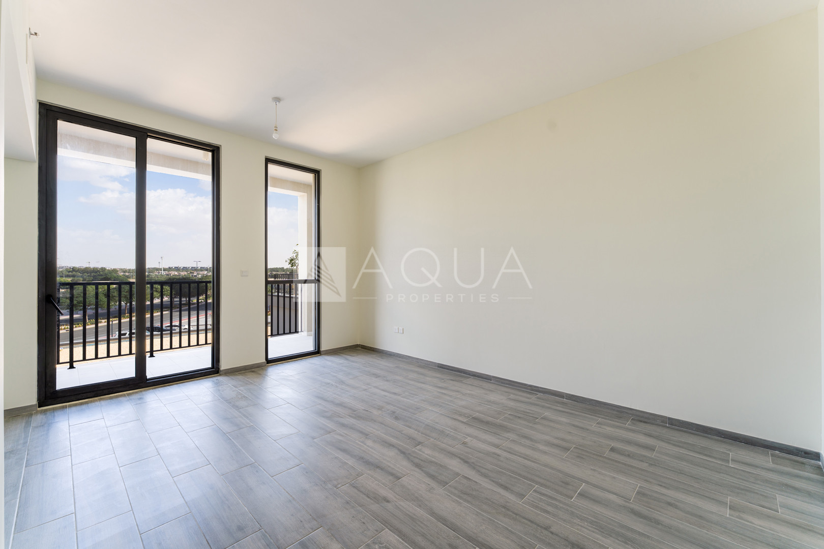 Spacious l Closed Kitchen l 12 Cheques  