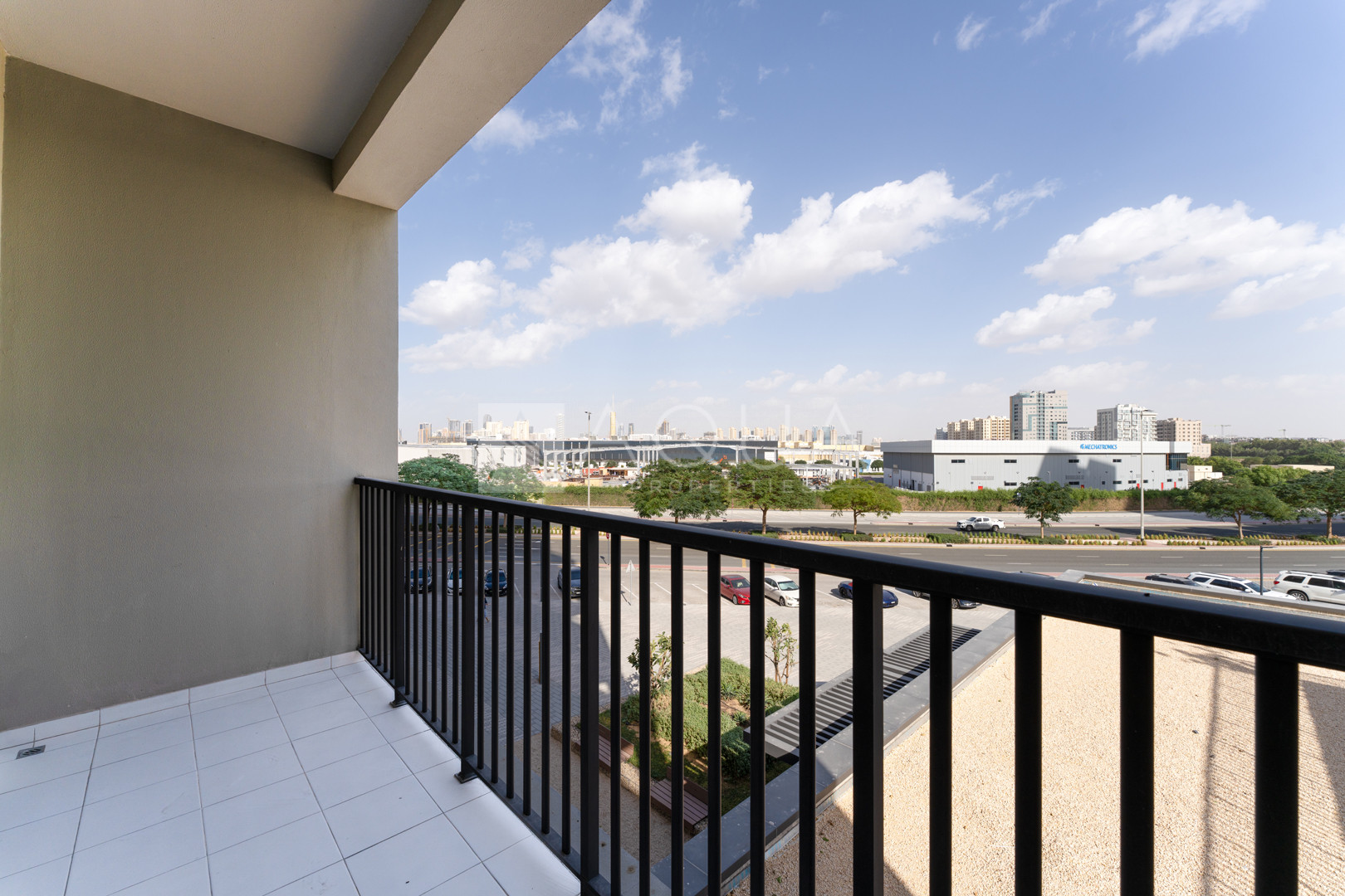 Spacious l Closed Kitchen l 12 Cheques  