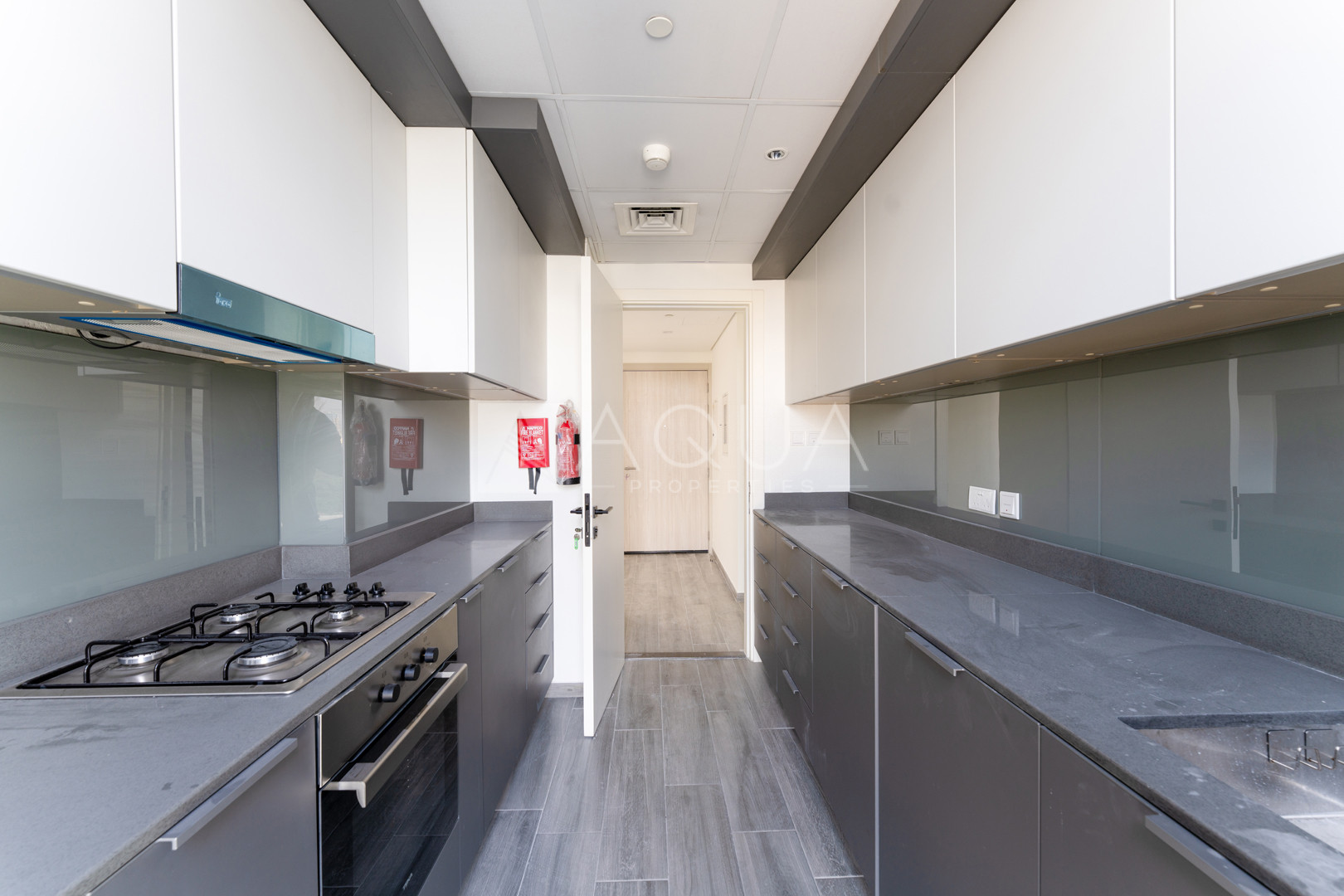 Spacious l Closed Kitchen l 12 Cheques  