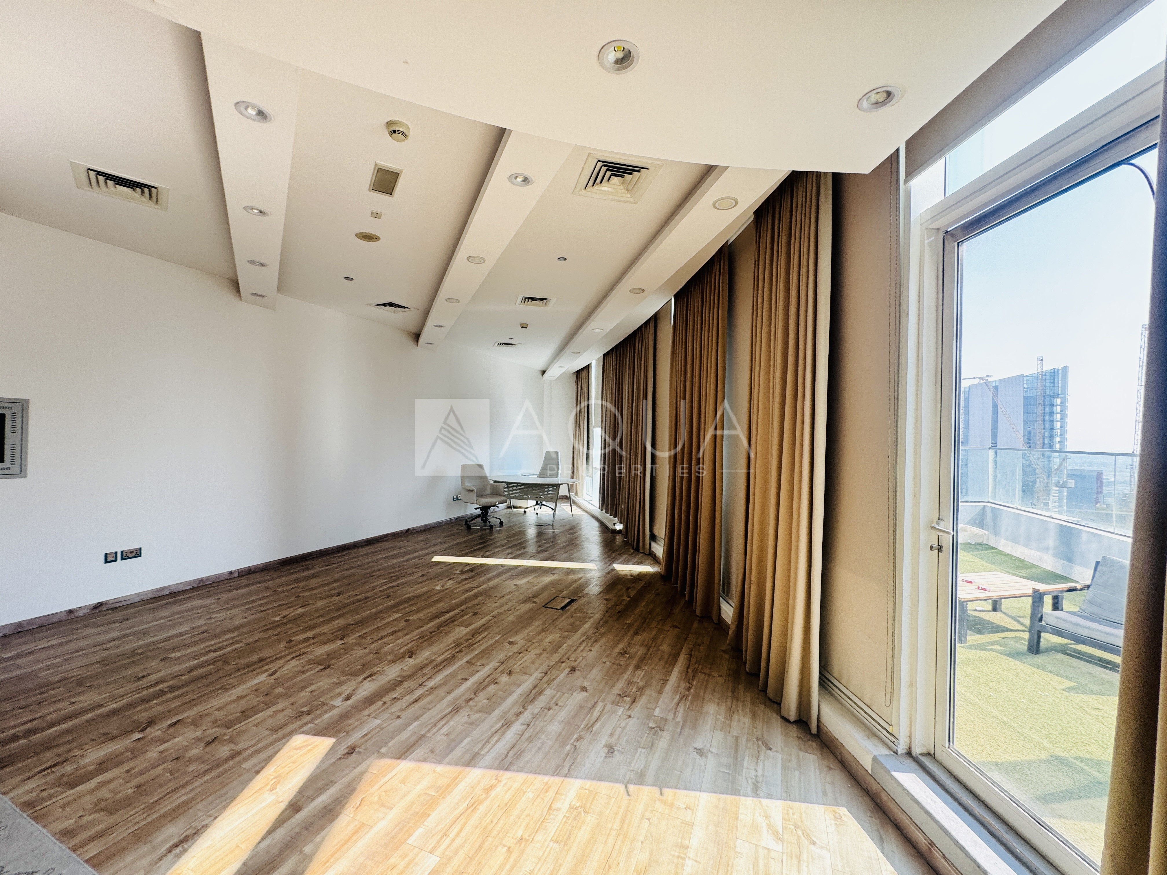 High-Floor Office | Fitted | Community View