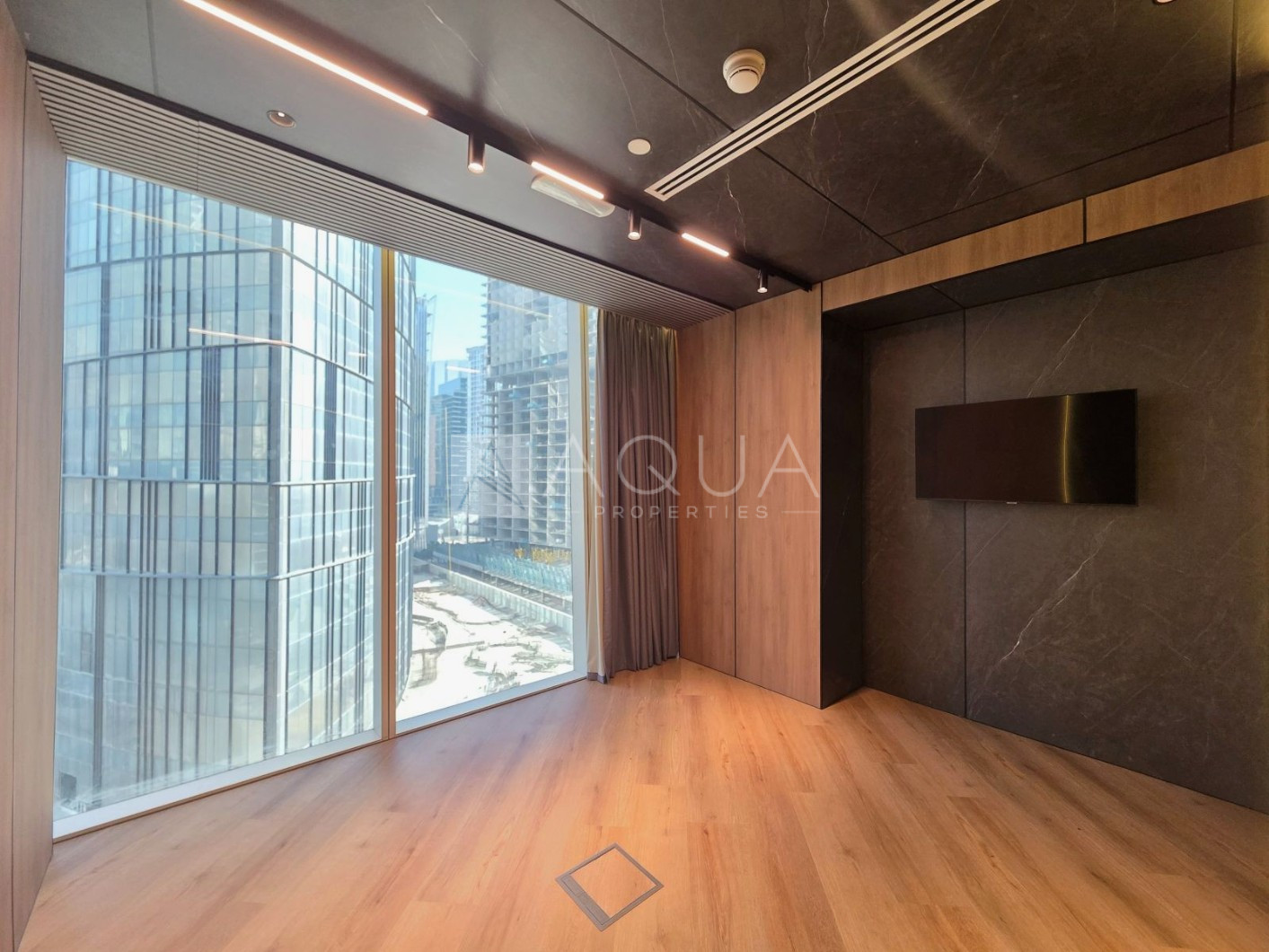 Fitted High End | Vacant | Next to Metro 