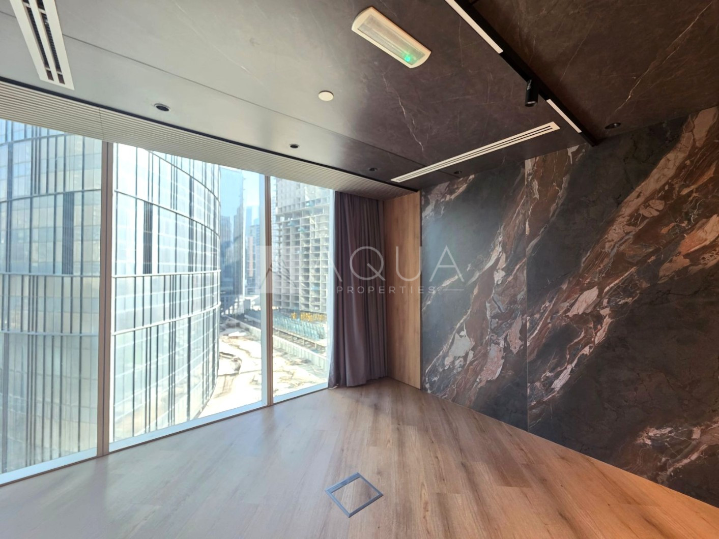 Fitted High End | Vacant | Next to Metro 