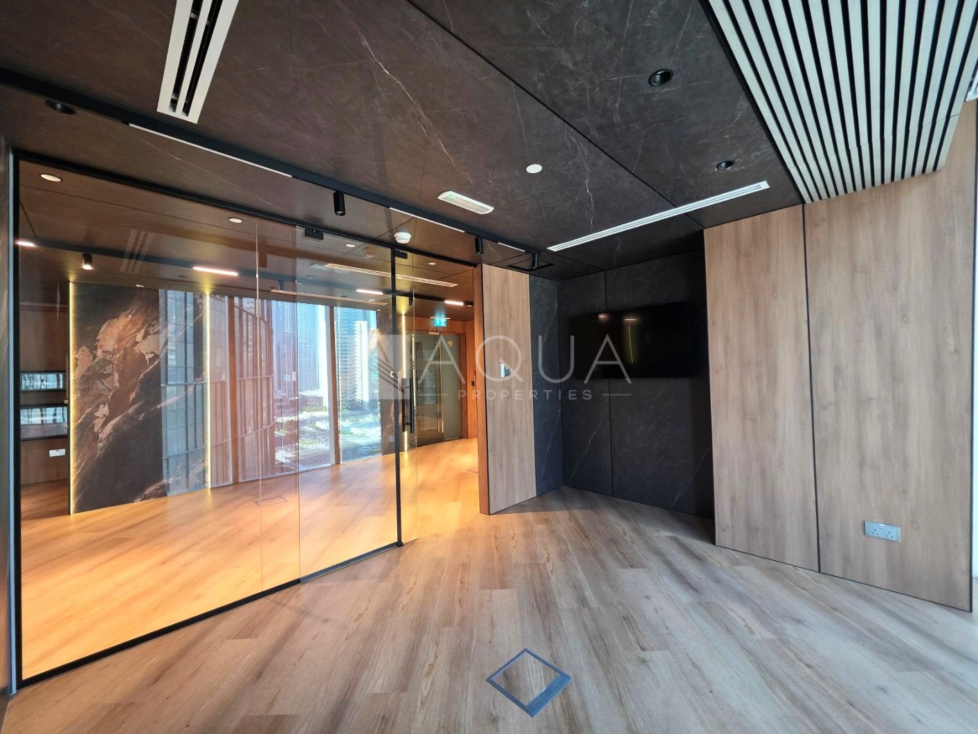 Fitted High End | Vacant | Next to Metro 