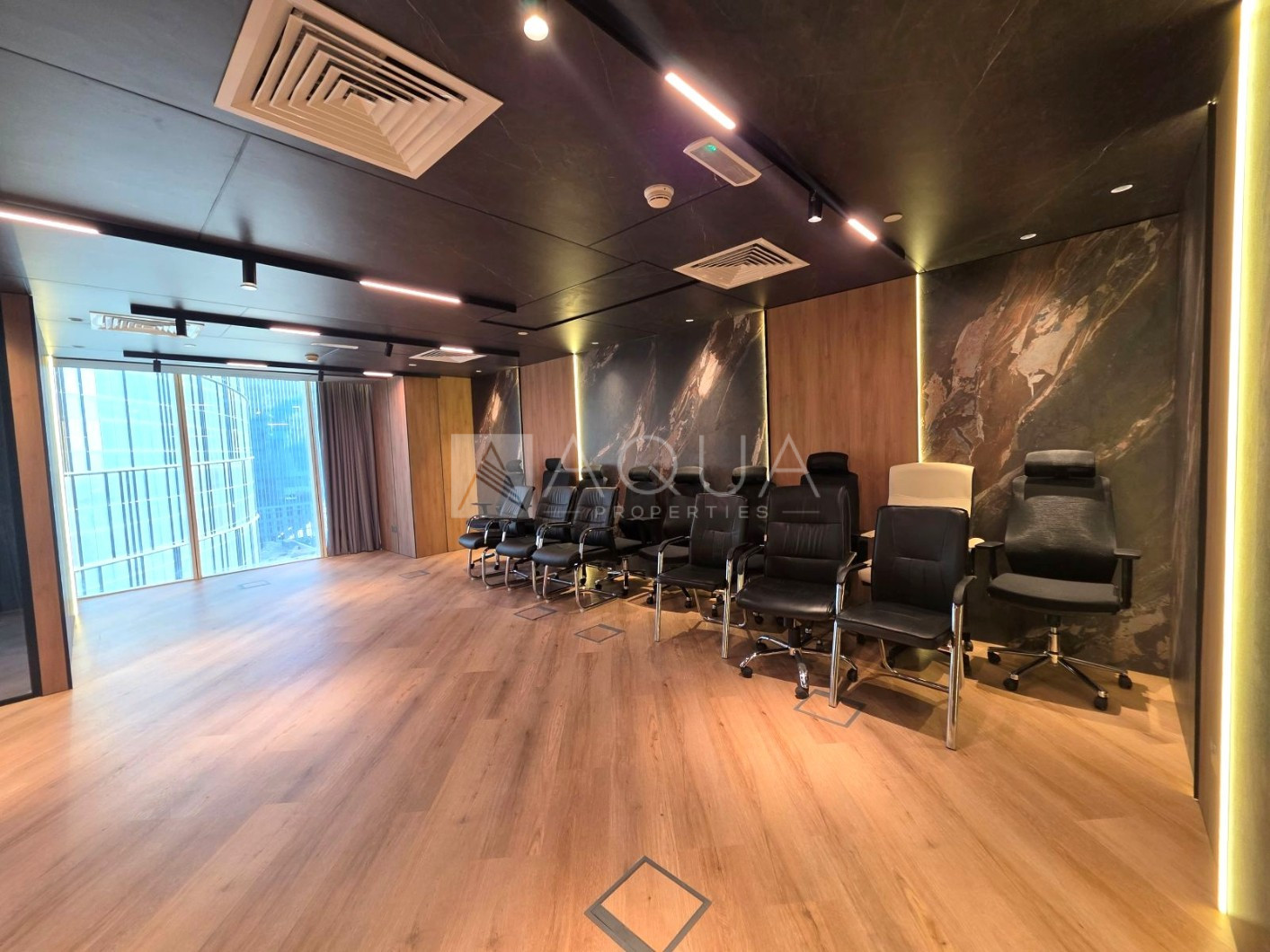 Fitted High End | Vacant | Next to Metro 