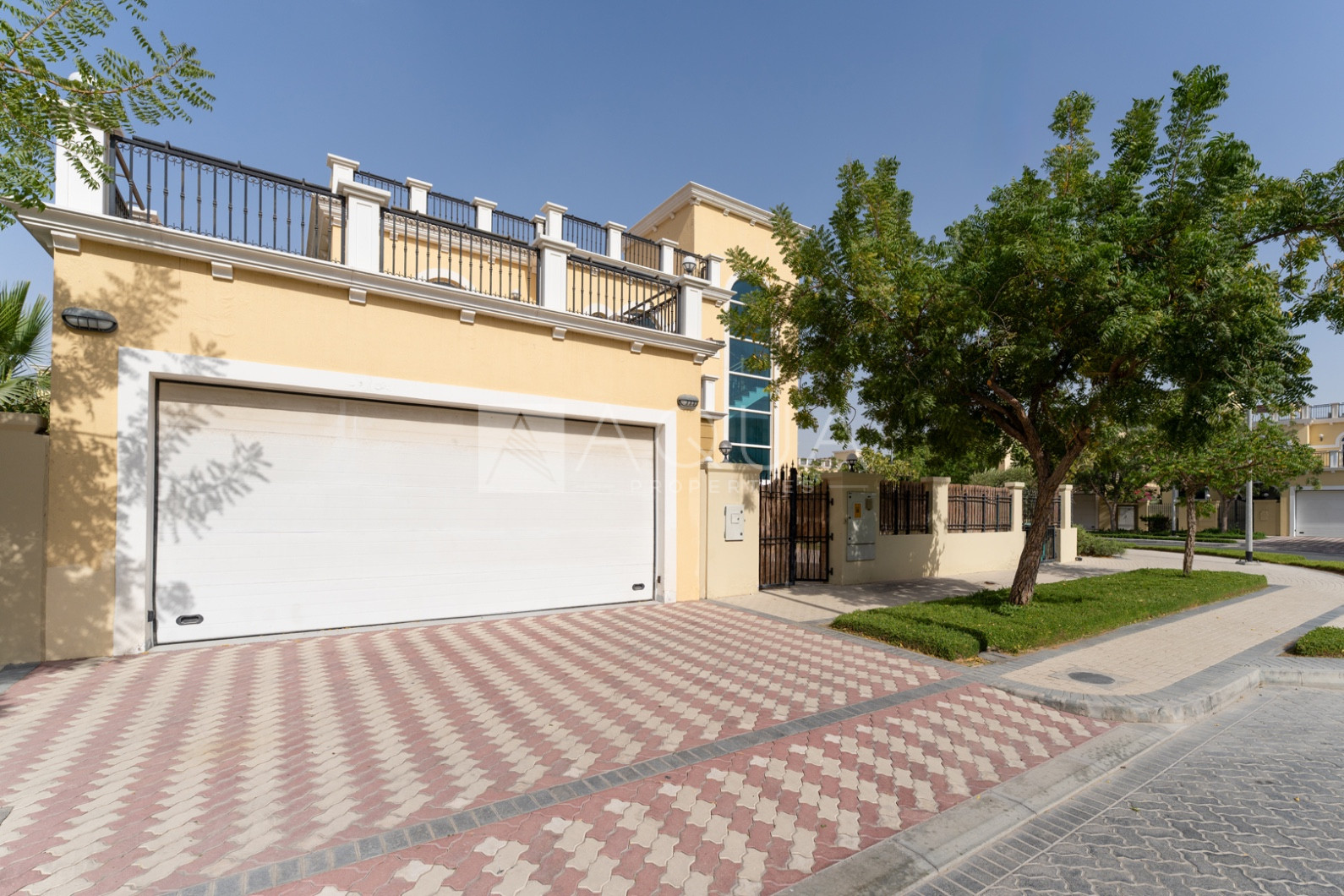 Private 4 Bed | Single Row Huge Corner Plot