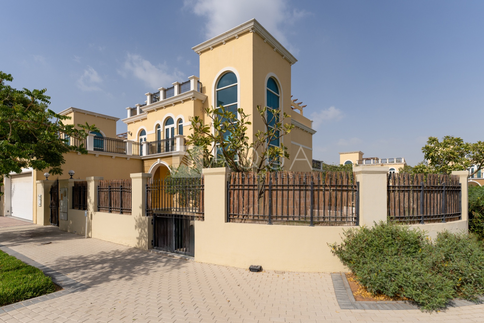 Private 4 Bed | Single Row Huge Corner Plot