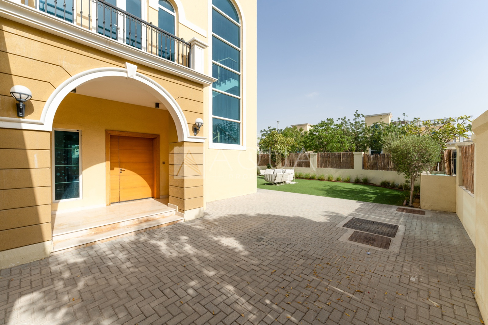 Private 4 Bed | Single Row Huge Corner Plot