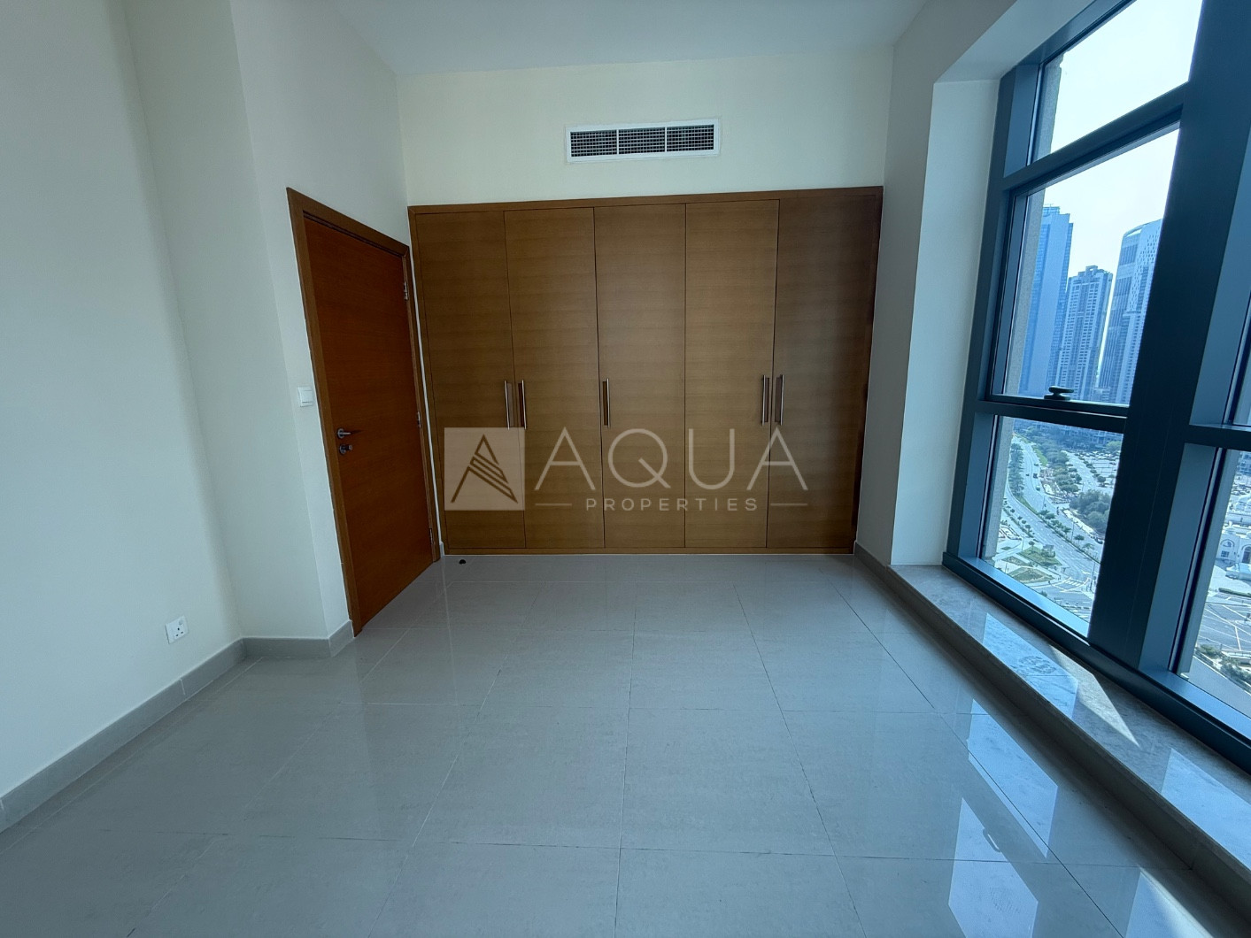 High Floor | Boulevard and Fountain View | Vacant