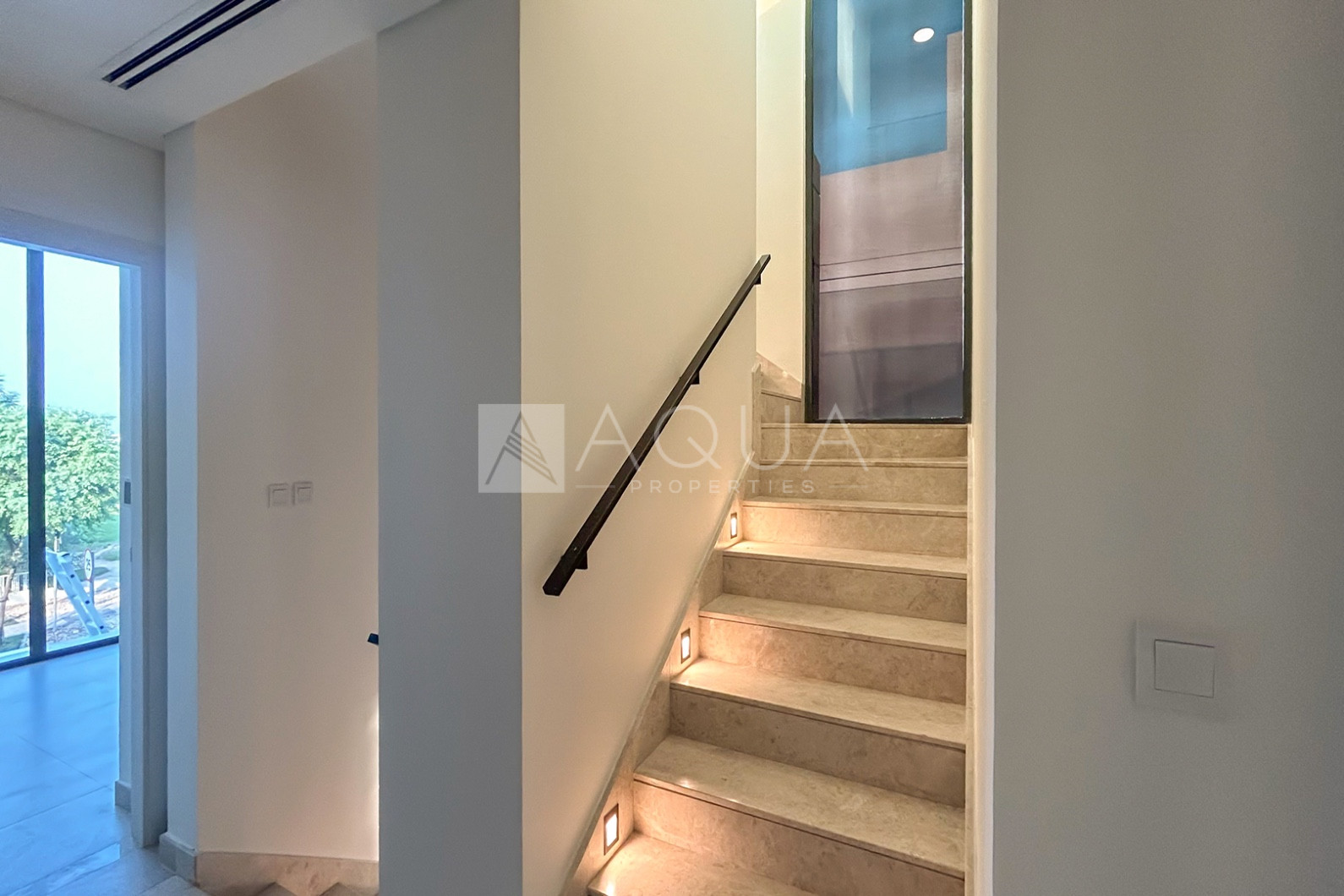  VACANT | POOL | UPGRADED WITH OFFICE